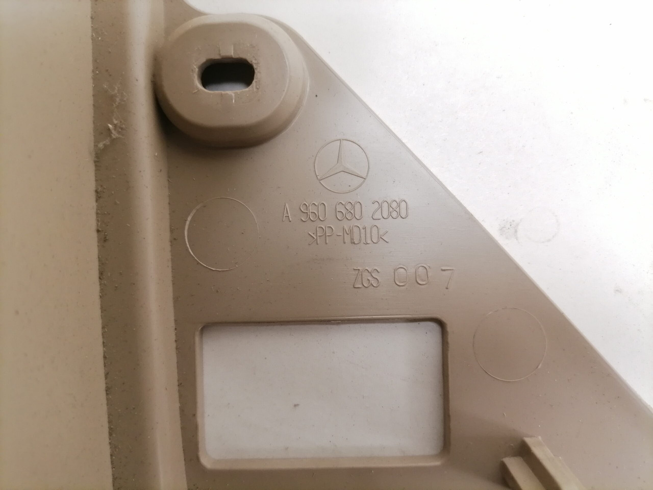 Mercedes-Benz Salongi plastik A9606802080 - Pieza universal para Camión: foto 2 Mercedes-Benz Salongi plastik A9606802080 - Pieza universal para Camión: foto 2