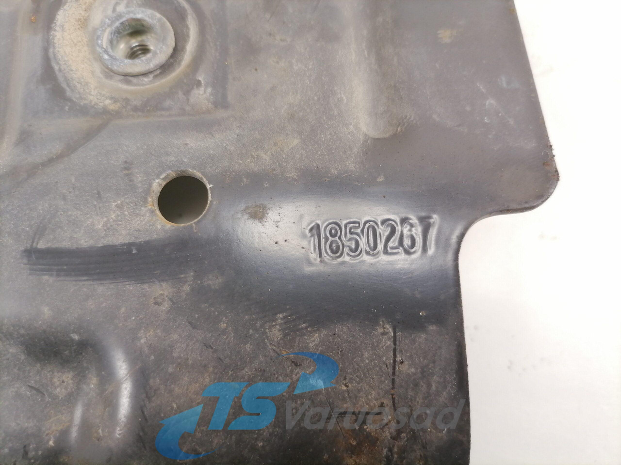 Scania Bumper bracket 1850267 - Parachoques para Camión: foto 2 Scania Bumper bracket 1850267 - Parachoques para Camión: foto 2