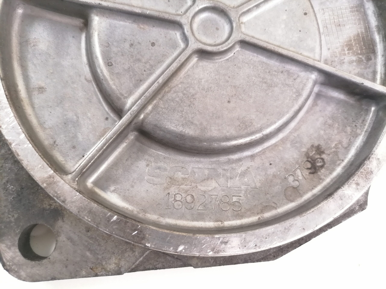Scania Engine front cover 1892785 - Motor y piezas para Camión: foto 2 Scania Engine front cover 1892785 - Motor y piezas para Camión: foto 2