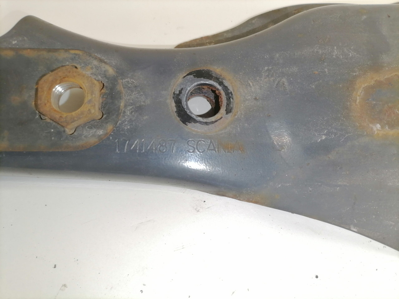 Scania Muffler carrier 1741487 - Silenciador para Camión: foto 2 Scania Muffler carrier 1741487 - Silenciador para Camión: foto 2