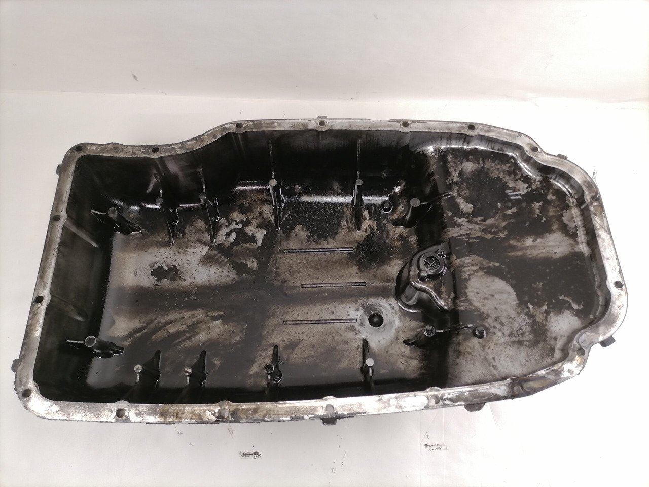 Scania Oil sump 2023780 - Cárter de aceite para Camión: foto 2 Scania Oil sump 2023780 - Cárter de aceite para Camión: foto 2