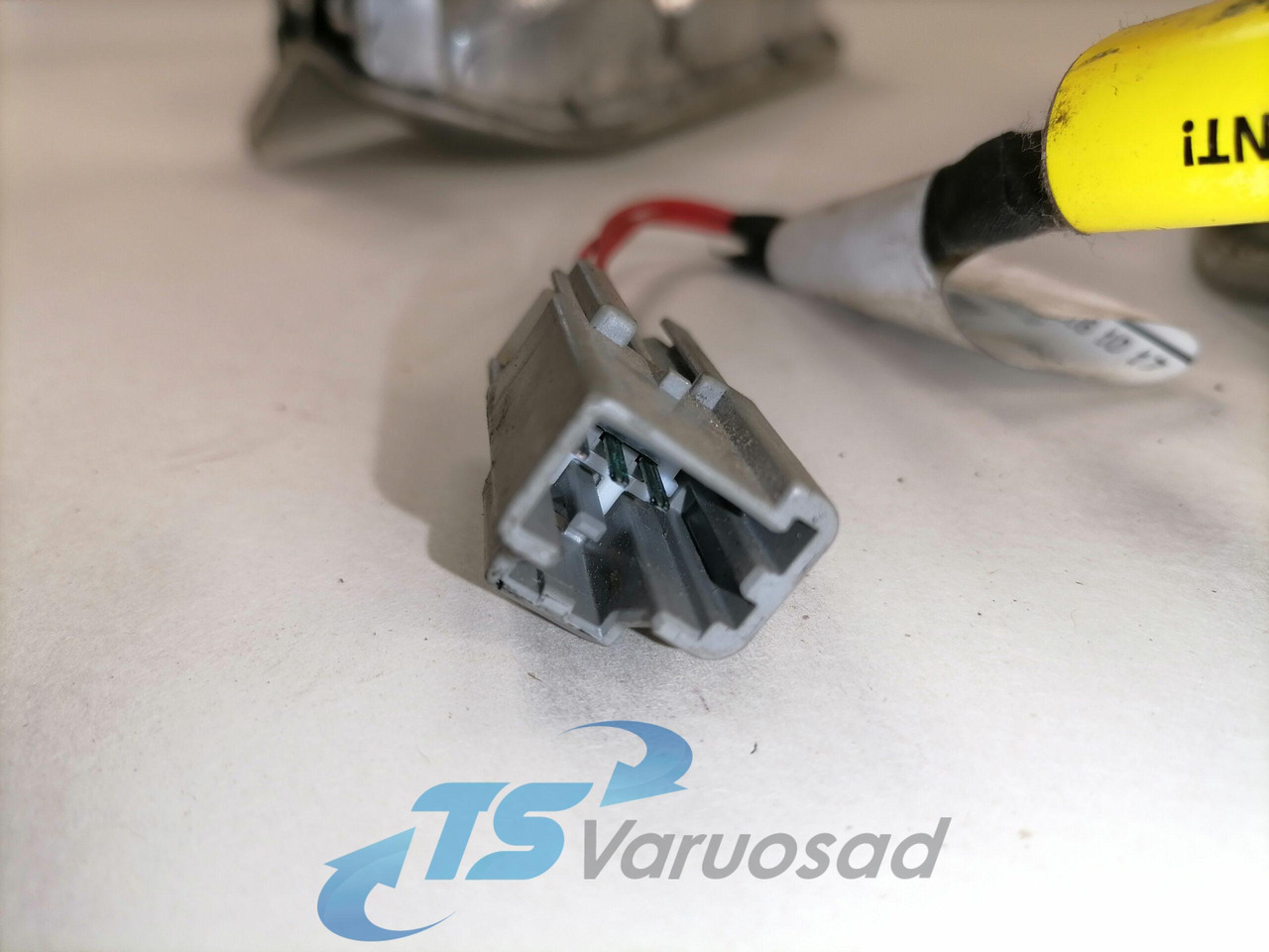 Volvo Salongi valgusti 82909367 - Pieza universal para Camión: foto 3 Volvo Salongi valgusti 82909367 - Pieza universal para Camión: foto 3