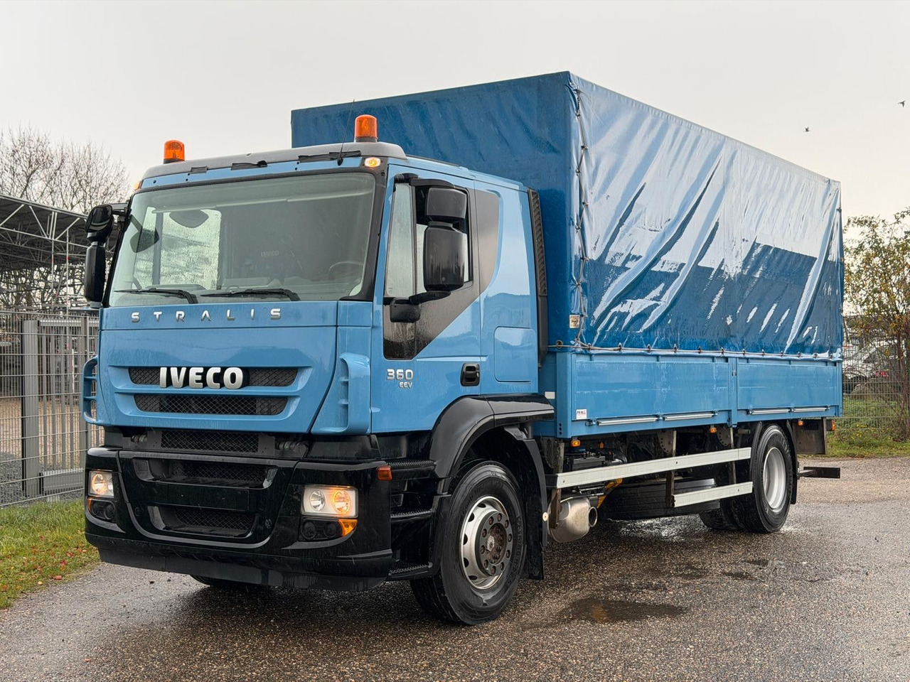 Iveco 190S36/9 Stralis Pritsche & Hebebühne 3 to. TOP - Camión lona: foto 1 Iveco 190S36/9 Stralis Pritsche & Hebebühne 3 to. TOP - Camión lona: foto 1