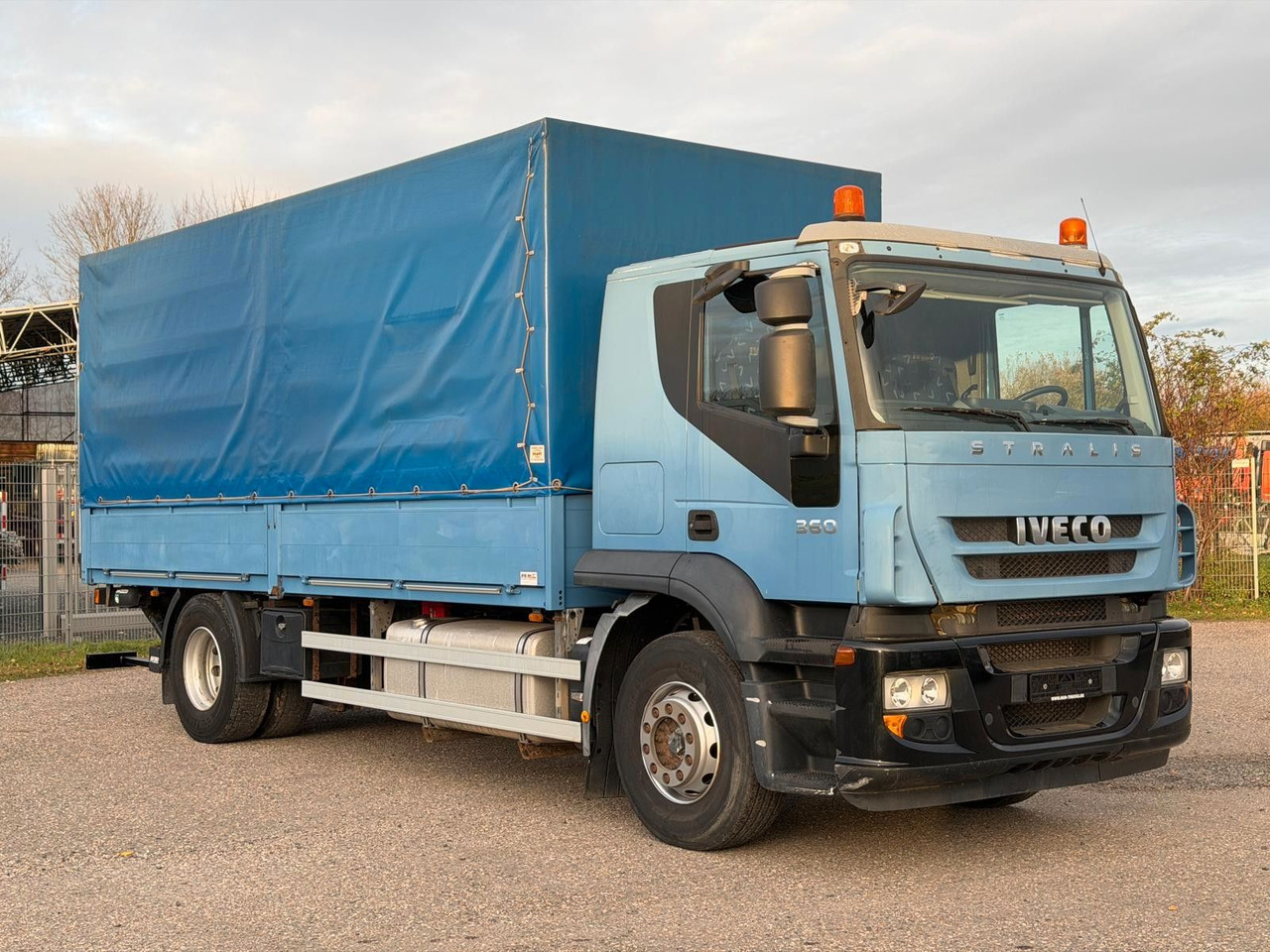 Iveco 190S36/9 Stralis Pritsche & Hebebühne 3 to. TOP - Camión lona: foto 3 Iveco 190S36/9 Stralis Pritsche & Hebebühne 3 to. TOP - Camión lona: foto 3