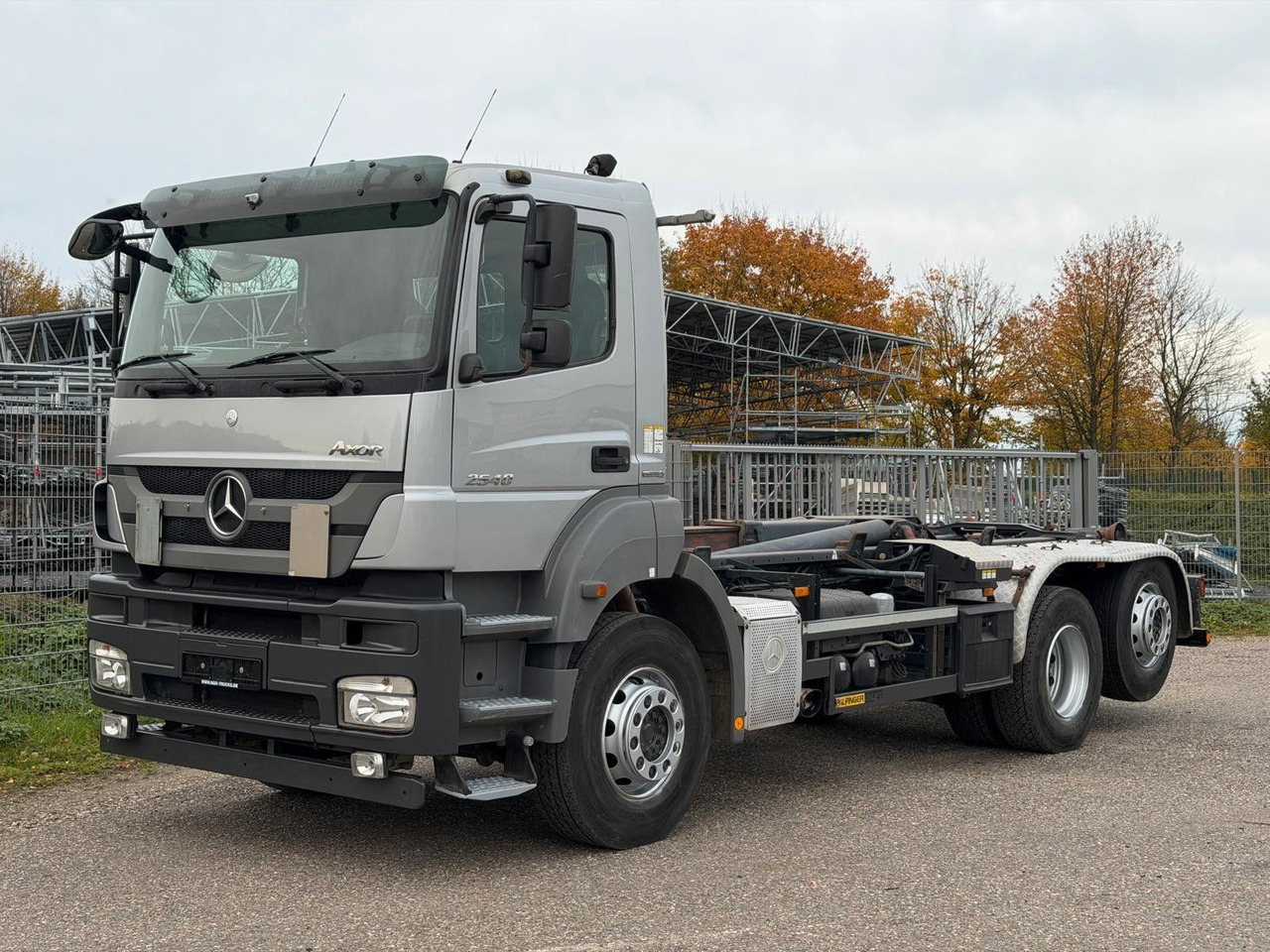 Mercedes-Benz 2540 L 6x2 Palfinger T20 mit hydr. Containerverr - Camión multibasculante: foto 1 Mercedes-Benz 2540 L 6x2 Palfinger T20 mit hydr. Containerverr - Camión multibasculante: foto 1