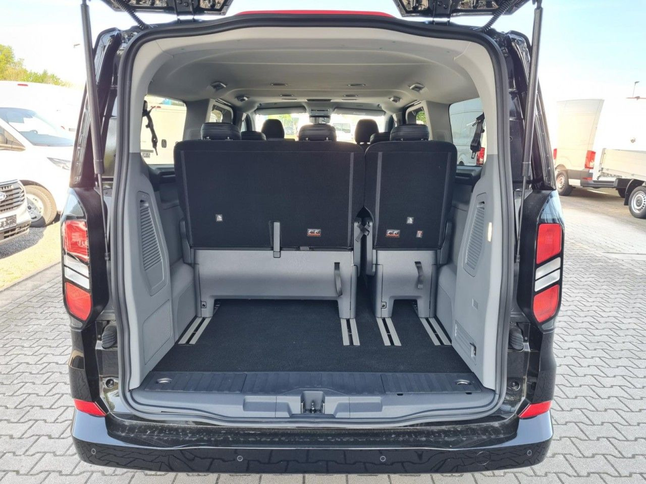 Ford Tourneo Custom 320 AG L2 Titanium 8 Sitze LEDER - Furgoneta de pasajeros: foto 5 Ford Tourneo Custom 320 AG L2 Titanium 8 Sitze LEDER - Furgoneta de pasajeros: foto 5