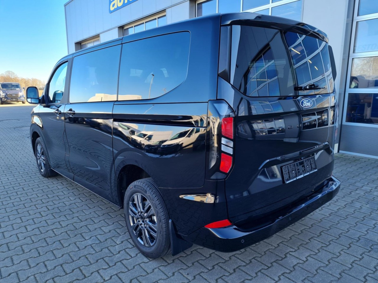Ford Tourneo Custom 320 L1 AG Titanium X AHK LED NAVI 2X SCHIEBE - Furgoneta combi: foto 4 Ford Tourneo Custom 320 L1 AG Titanium X AHK LED NAVI 2X SCHIEBE - Furgoneta combi: foto 4