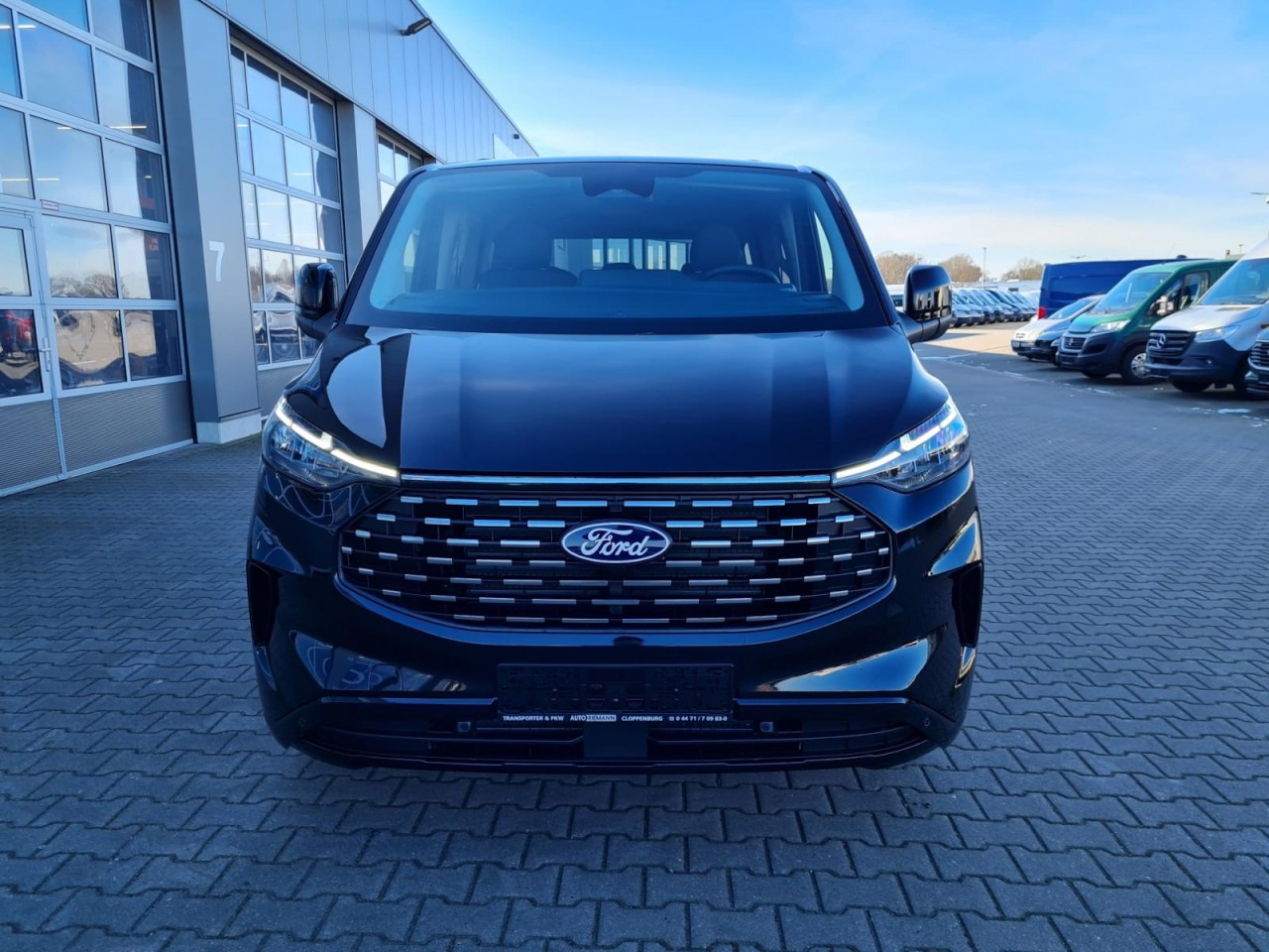 Ford Tourneo Custom 320 L1 AG Titanium X AHK LED NAVI 2X SCHIEBE - Furgoneta combi: foto 2 Ford Tourneo Custom 320 L1 AG Titanium X AHK LED NAVI 2X SCHIEBE - Furgoneta combi: foto 2