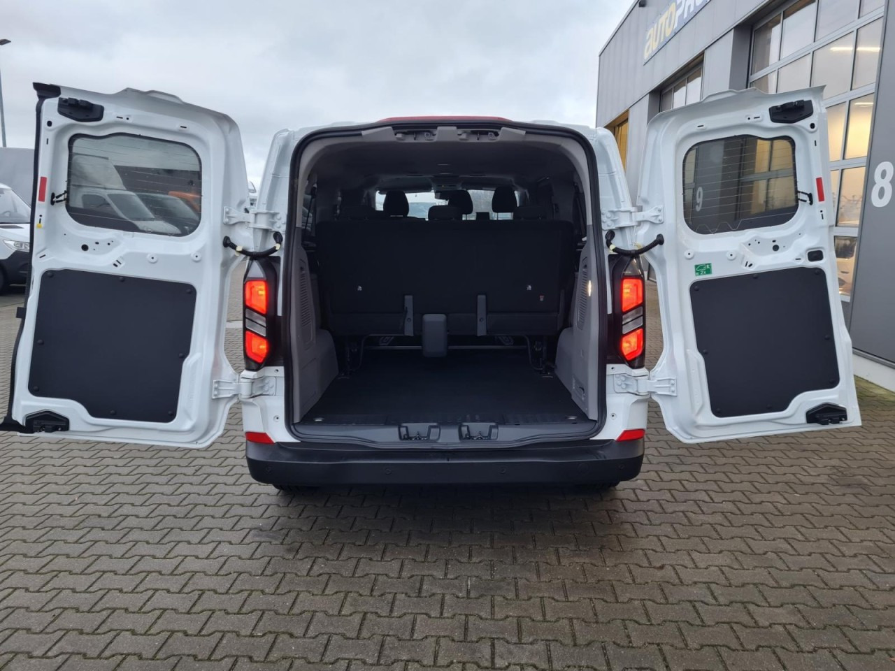 Ford Transit Custom Kombi 320 L2 Trend 9 Sitze KAMERA - Minibús, Furgoneta de pasajeros: foto 5 Ford Transit Custom Kombi 320 L2 Trend 9 Sitze KAMERA - Minibús, Furgoneta de pasajeros: foto 5