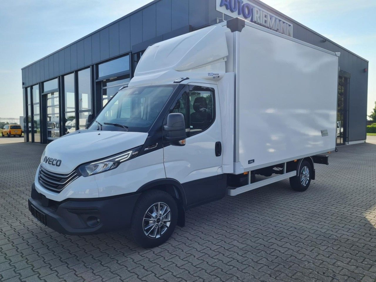 Iveco Daily 35S18 3.0 Koffer Hi Matic LM KAMERA NAVI - Furgoneta caja cerrada: foto 3 Iveco Daily 35S18 3.0 Koffer Hi Matic LM KAMERA NAVI - Furgoneta caja cerrada: foto 3
