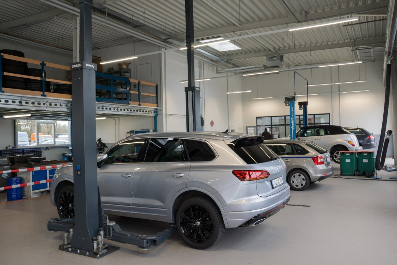 Arrendamiento de  Volkswagen Crafter 35 Doka Pritsche MR AHK KLIMA PDC TEMPOMAT Volkswagen Crafter 35 Doka Pritsche MR AHK KLIMA PDC TEMPOMAT: foto 22