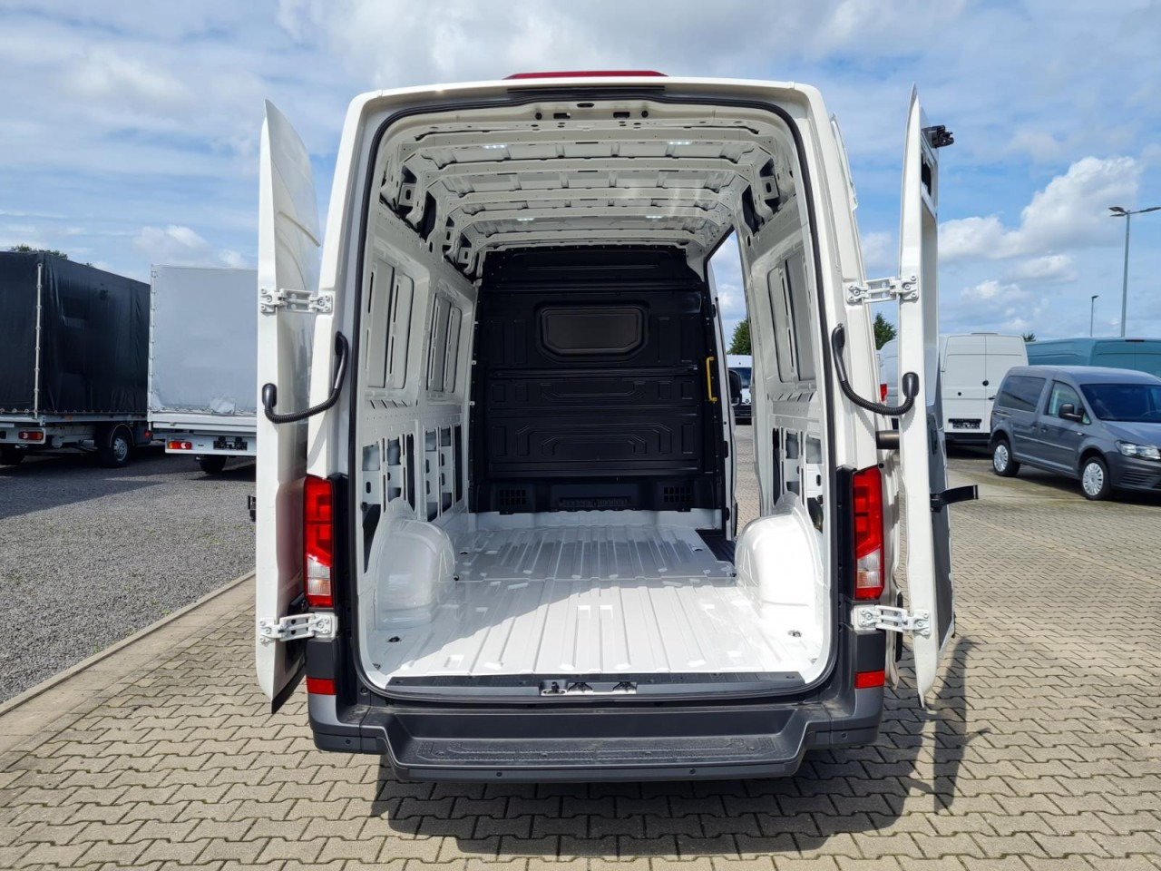 Volkswagen Crafter 35 Kasten MR L3H3 KLIMA KOMFORT PDC TEMPOMAT - Furgón: foto 5 Volkswagen Crafter 35 Kasten MR L3H3 KLIMA KOMFORT PDC TEMPOMAT - Furgón: foto 5