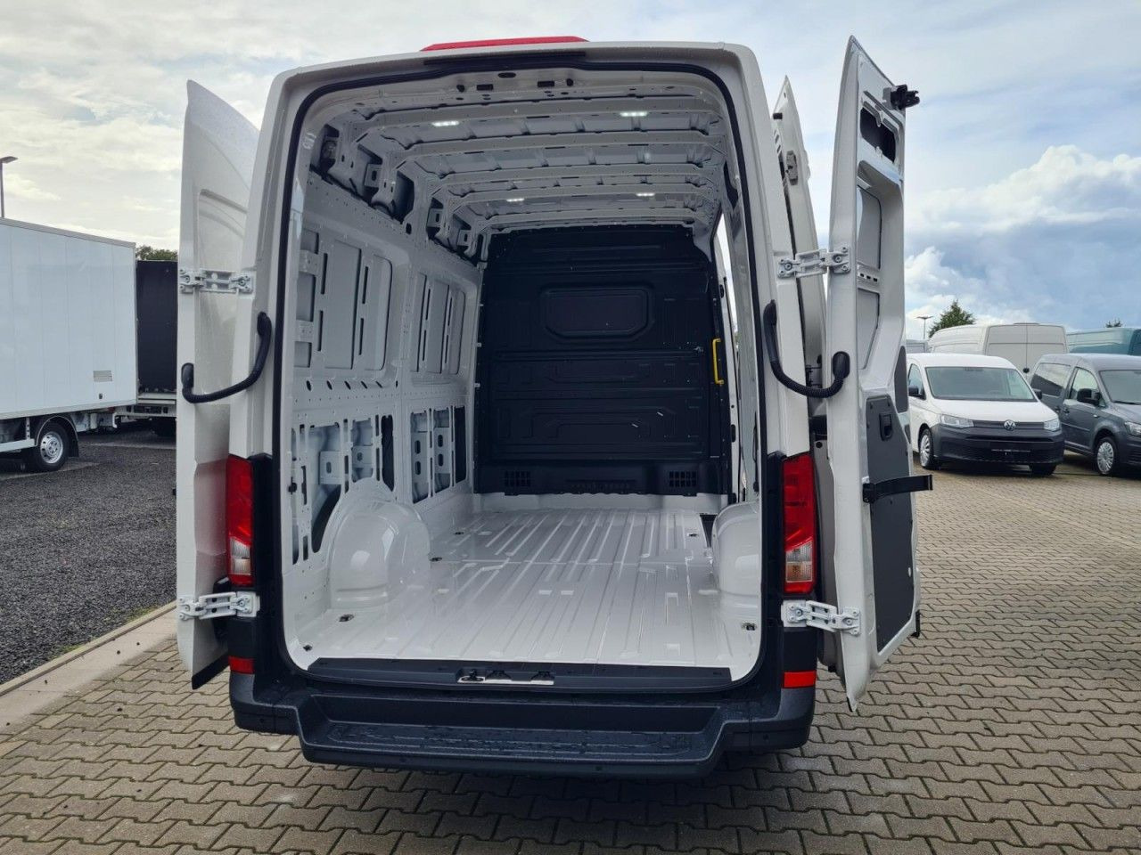 Arrendamiento de  Volkswagen Crafter 35 Kasten TDI MR PDC KLIMA TEMPOMAT Volkswagen Crafter 35 Kasten TDI MR PDC KLIMA TEMPOMAT: foto 17