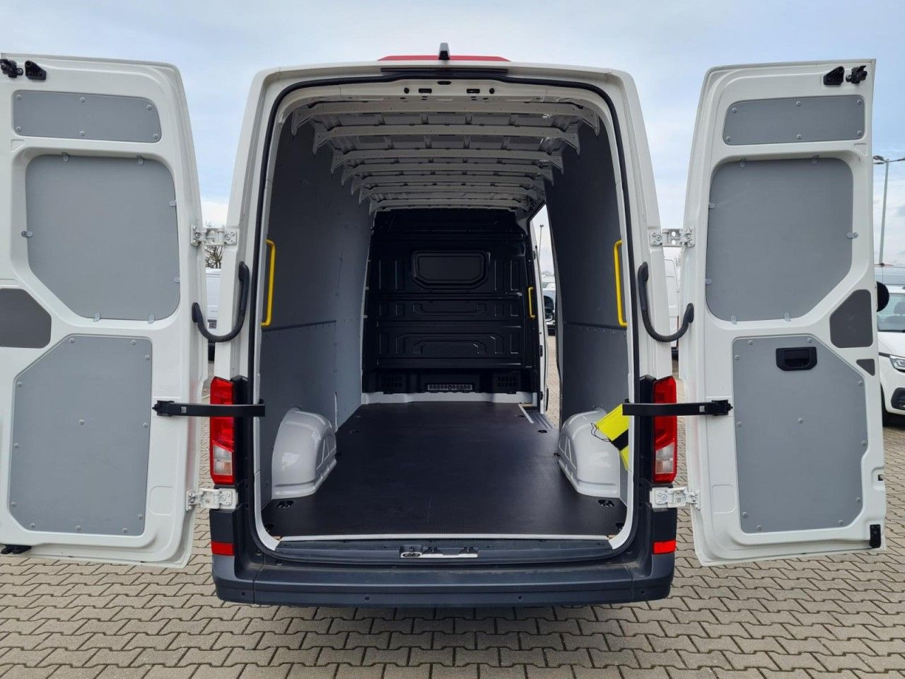 Volkswagen Crafter 35 Kasten lang L4H2 KLIMA NAVI_APP HOLZB Volkswagen Crafter 35 Kasten lang L4H2 KLIMA NAVI_APP HOLZB - Furgón: foto 5 Volkswagen Crafter 35 Kasten lang L4H2 KLIMA NAVI_APP HOLZB Volkswagen Crafter 35 Kasten lang L4H2 KLIMA NAVI_APP HOLZB - Furgón: foto 5
