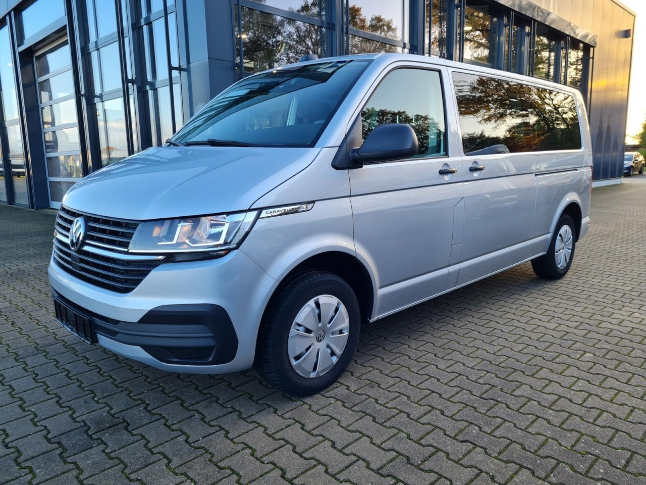 Volkswagen T6.1 Caravelle TDI lang 9 Sitzer 2 Schiebetüren Trendl. - Minibús, Furgoneta de pasajeros: foto 1 Volkswagen T6.1 Caravelle TDI lang 9 Sitzer 2 Schiebetüren Trendl. - Minibús, Furgoneta de pasajeros: foto 1