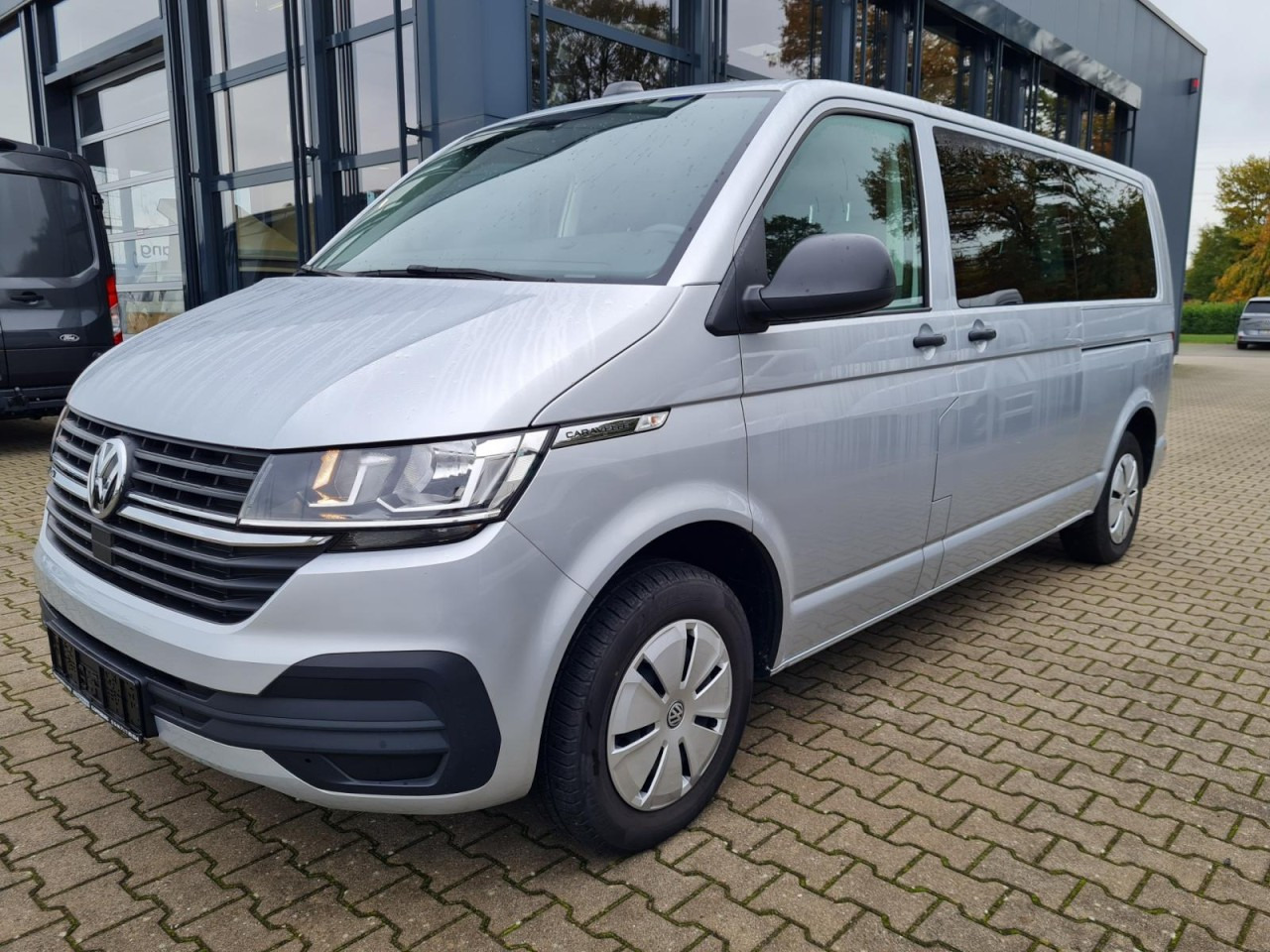 Volkswagen T6.1 Caravelle TDI lang 9 Sitzer 2 Schiebetüren Trendl. - Minibús, Furgoneta de pasajeros: foto 1 Volkswagen T6.1 Caravelle TDI lang 9 Sitzer 2 Schiebetüren Trendl. - Minibús, Furgoneta de pasajeros: foto 1