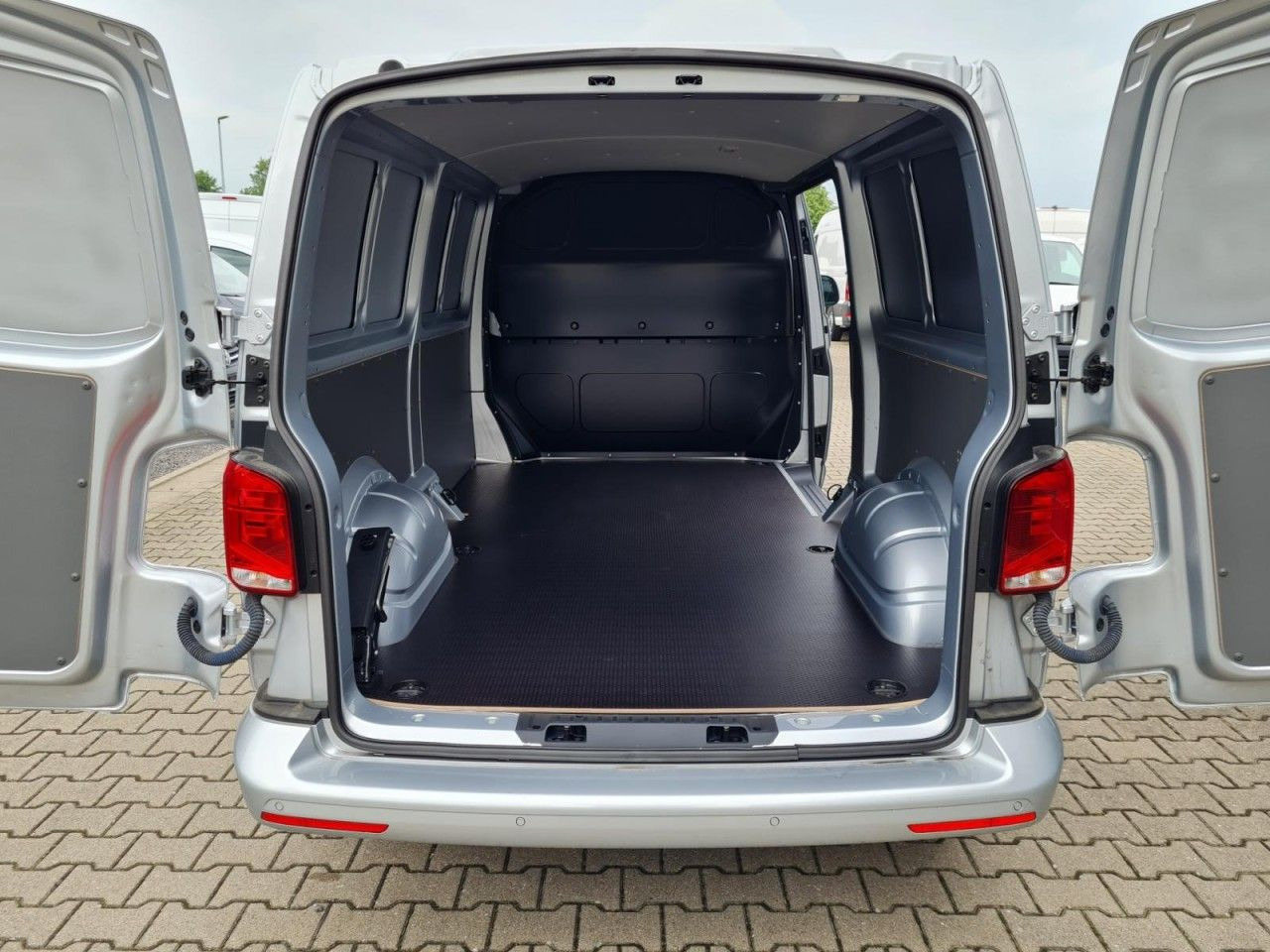 Volkswagen T6.1 Kasten TDI lang DSG LED KAMERA TEMPOMAT - Furgoneta pequeña: foto 5 Volkswagen T6.1 Kasten TDI lang DSG LED KAMERA TEMPOMAT - Furgoneta pequeña: foto 5