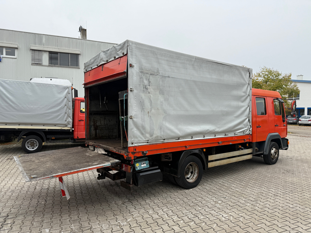 MAN 8.174 Pritsche+Plane+Ladebordwand DOKA L2000 - Camión lona: foto 4 MAN 8.174 Pritsche+Plane+Ladebordwand DOKA L2000 - Camión lona: foto 4