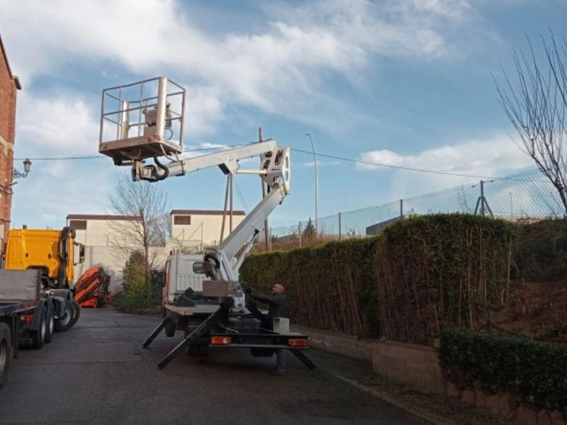 MULTITEL NISSAN NT 400 + HX 195 - Camión con plataforma elevadora: foto 1 MULTITEL NISSAN NT 400 + HX 195 - Camión con plataforma elevadora: foto 1