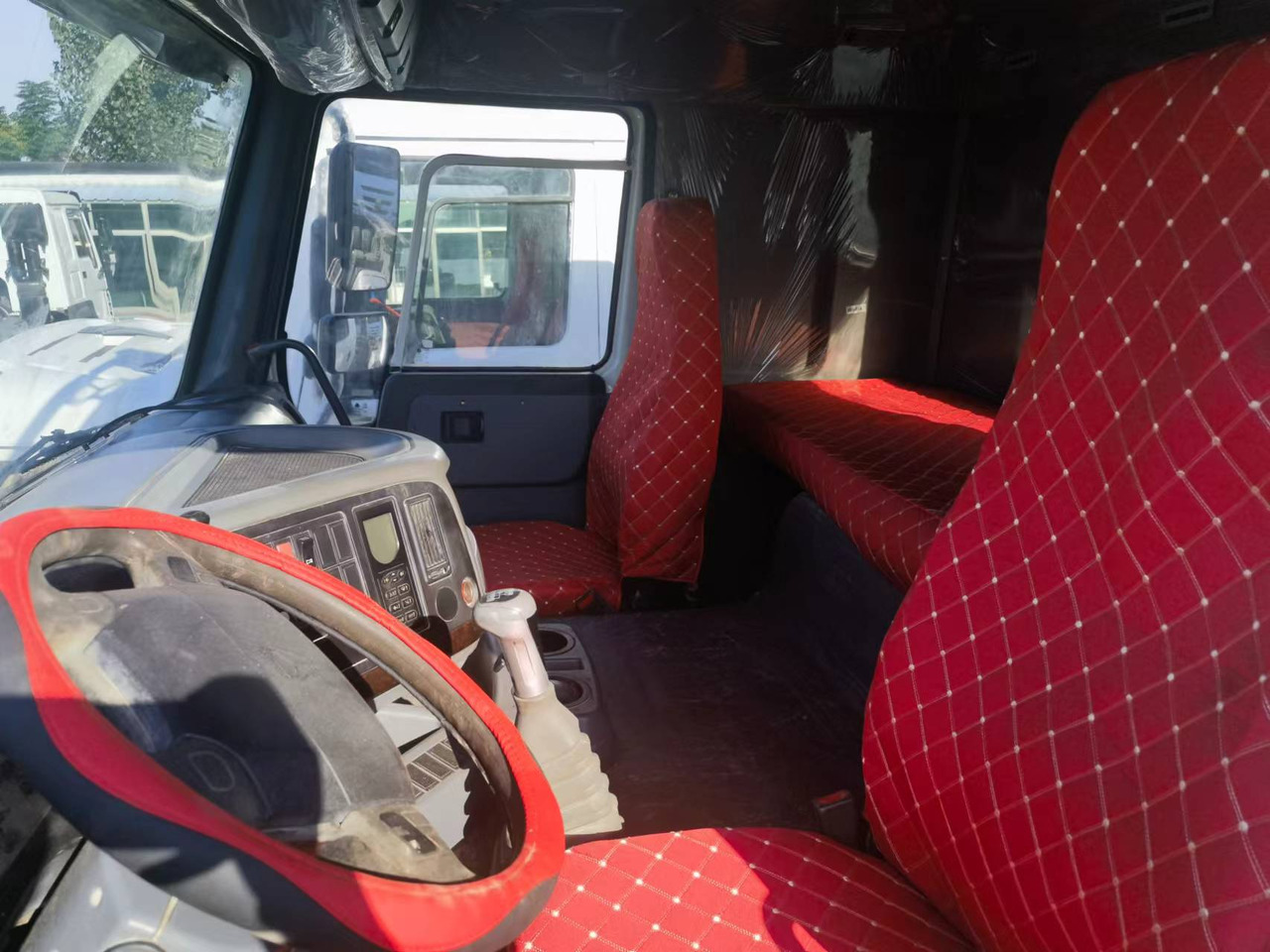 Cabeza tractora Sinotruk HOWO 371 Tractor: foto 9 Cabeza tractora Sinotruk HOWO 371 Tractor: foto 9