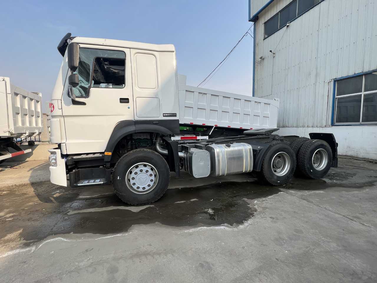 Sinotruk HOWO 6*4 Tractor - Cabeza tractora: foto 1 Sinotruk HOWO 6*4 Tractor - Cabeza tractora: foto 1