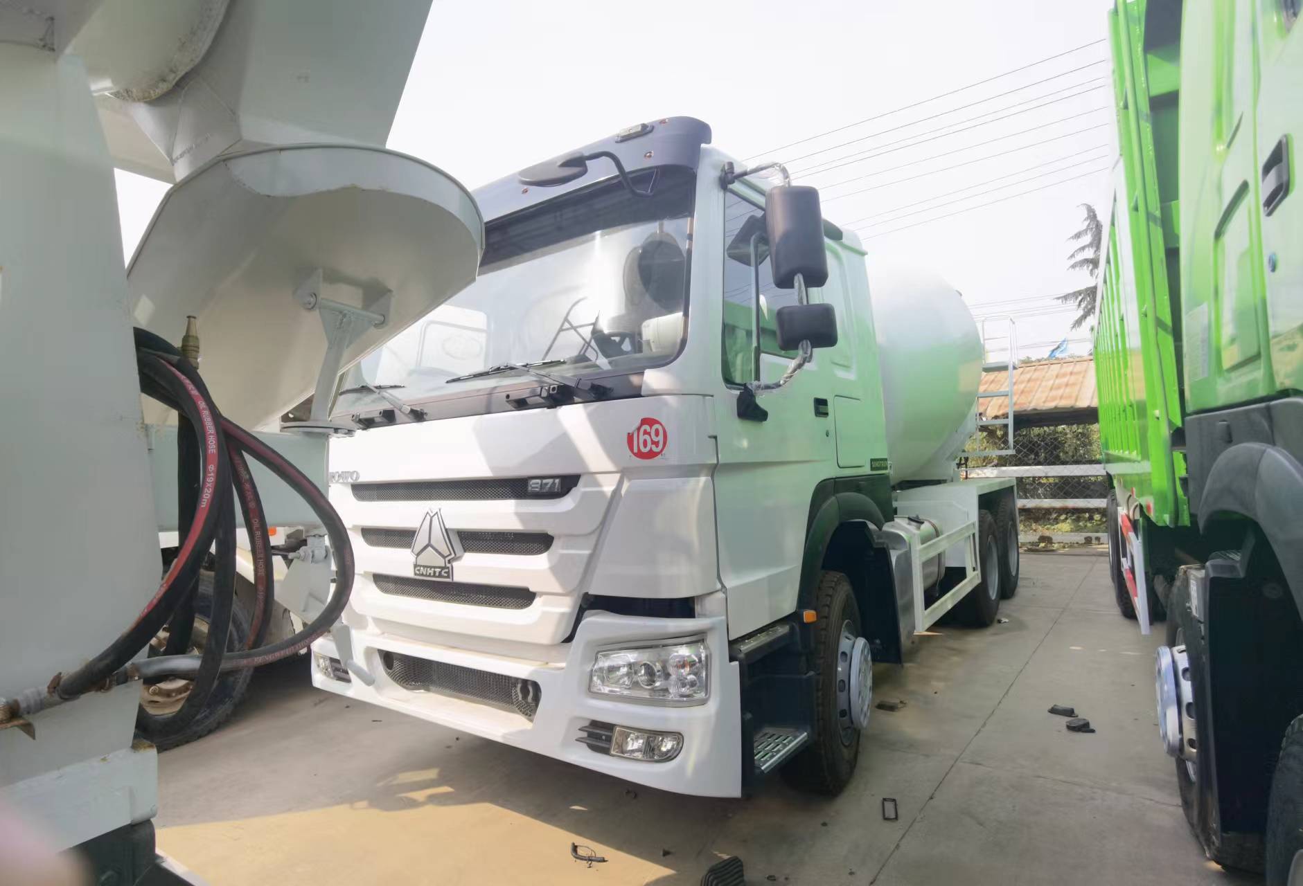 Sinotruk HOWO 371 6*4 Concrete mixer truck - Camión hormigonera: foto 2 Sinotruk HOWO 371 6*4 Concrete mixer truck - Camión hormigonera: foto 2