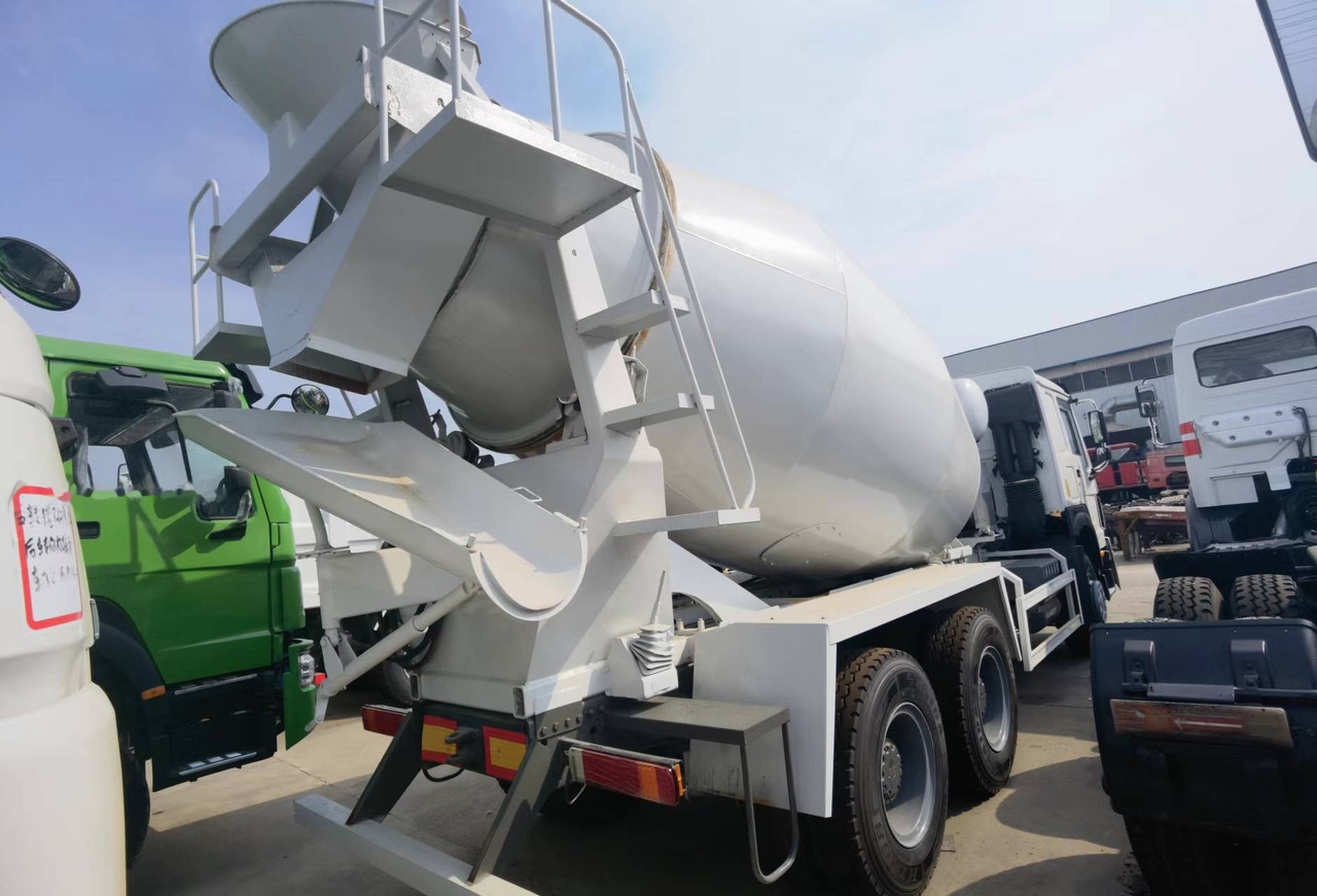 Sinotruk HOWO 371 6*4 Concrete mixer truck - Camión hormigonera: foto 4 Sinotruk HOWO 371 6*4 Concrete mixer truck - Camión hormigonera: foto 4