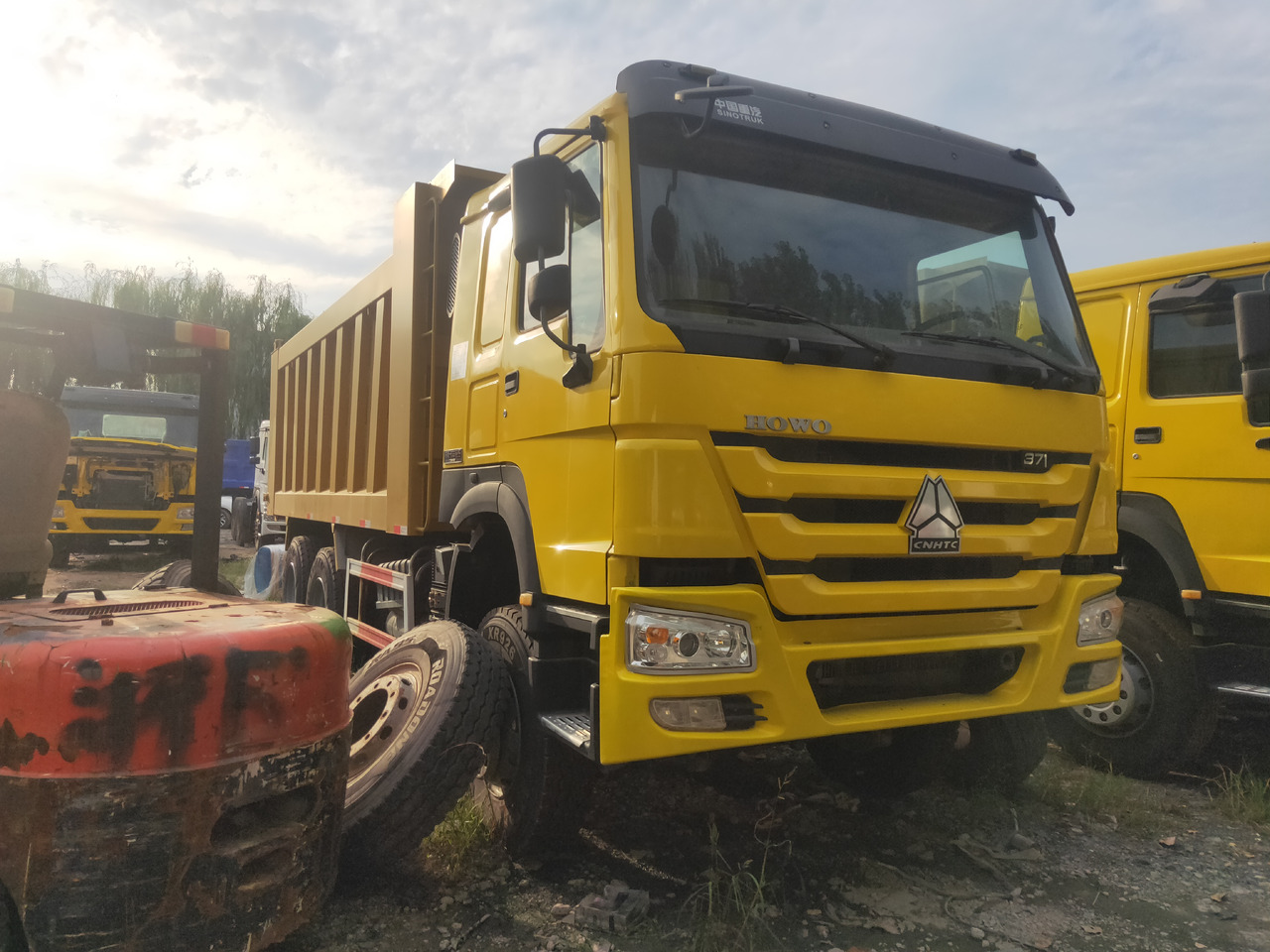 Sinotruk HOWO 371 6*4 Dump truck - Camión volquete: foto 1 Sinotruk HOWO 371 6*4 Dump truck - Camión volquete: foto 1