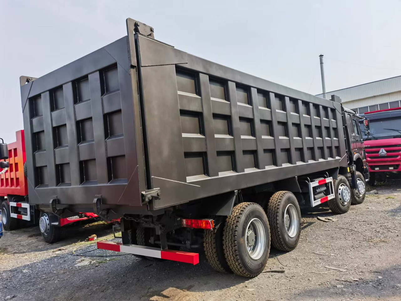 Sinotruk HOWO 371 8*4 Dump truck - Camión volquete: foto 5 Sinotruk HOWO 371 8*4 Dump truck - Camión volquete: foto 5