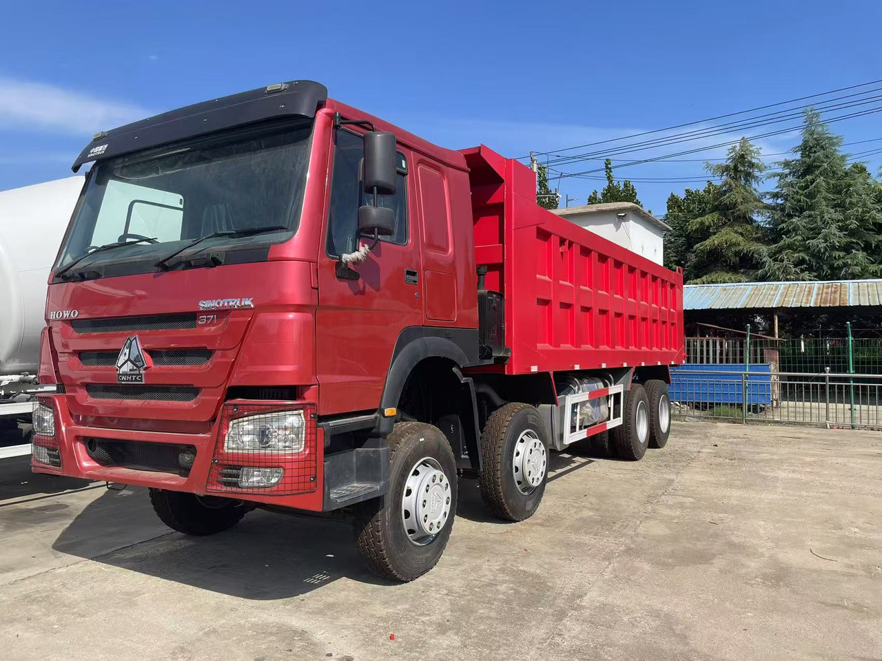Sinotruk HOWO 371 8*4 Dump truck - Camión volquete: foto 1 Sinotruk HOWO 371 8*4 Dump truck - Camión volquete: foto 1