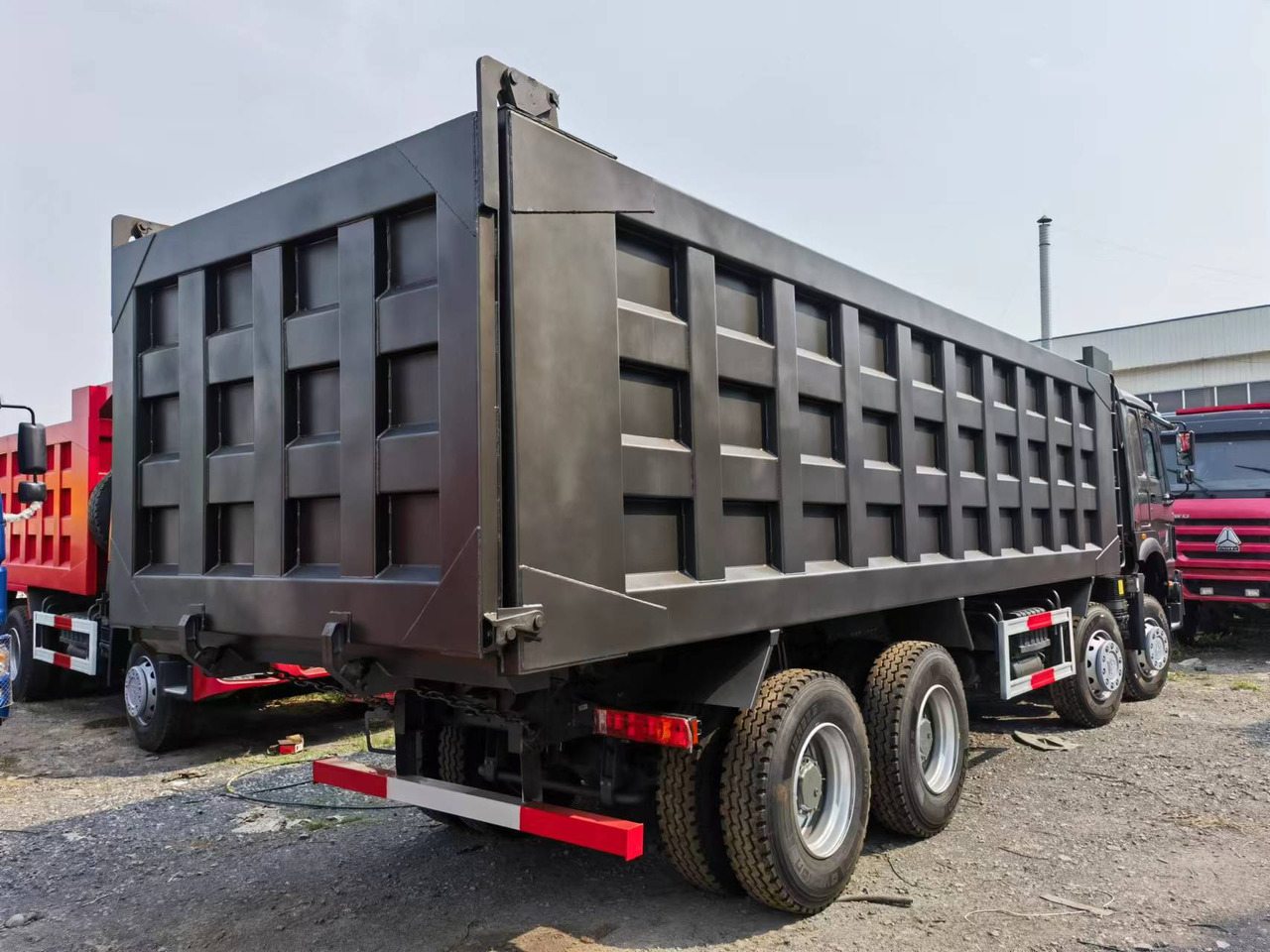 Sinotruk HOWO 371 8*4 Dump truck - Camión volquete: foto 2 Sinotruk HOWO 371 8*4 Dump truck - Camión volquete: foto 2