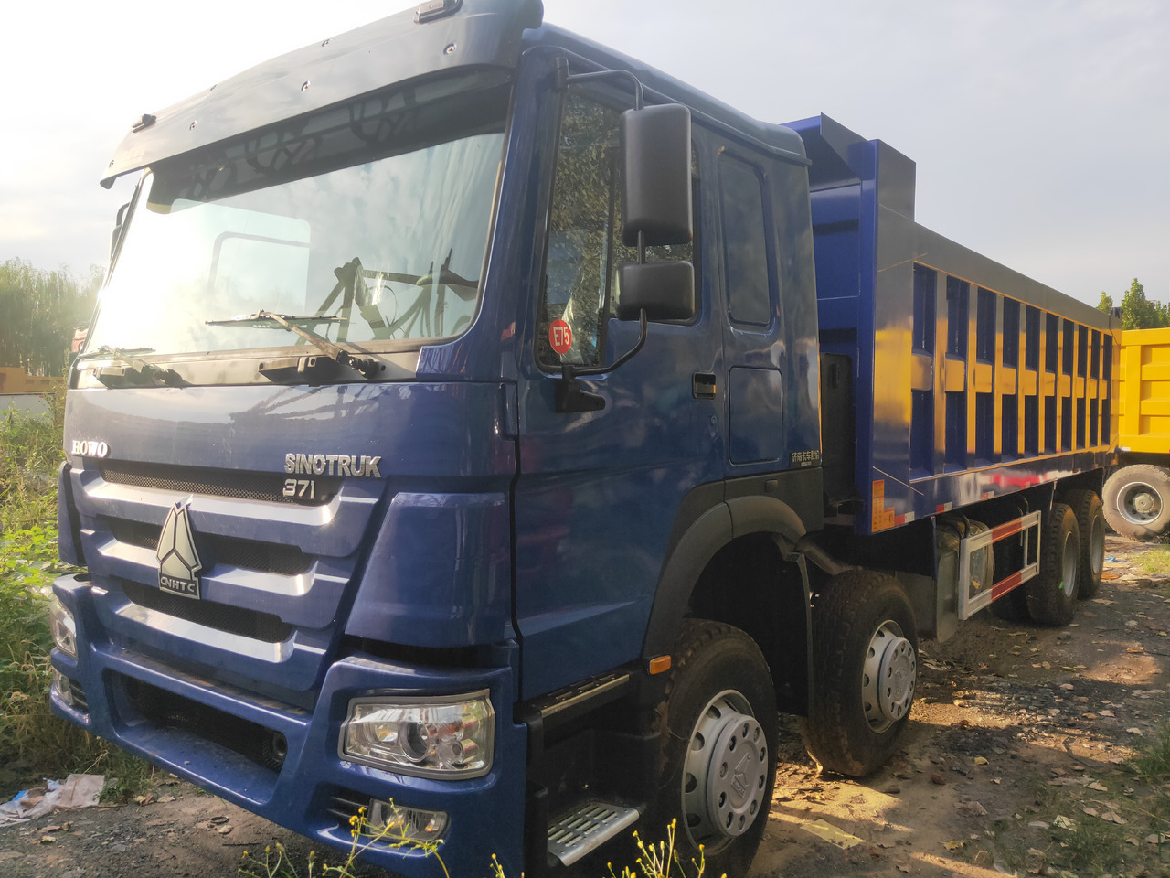 Sinotruk HOWO 371 8*4 Dump truck - Camión volquete: foto 1 Sinotruk HOWO 371 8*4 Dump truck - Camión volquete: foto 1