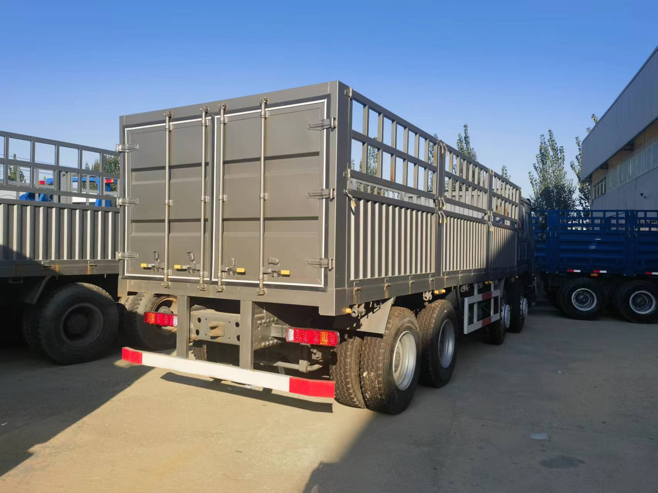Sinotruk HOWO 371 8*4 Fence truck - Camión caja abierta: foto 2 Sinotruk HOWO 371 8*4 Fence truck - Camión caja abierta: foto 2