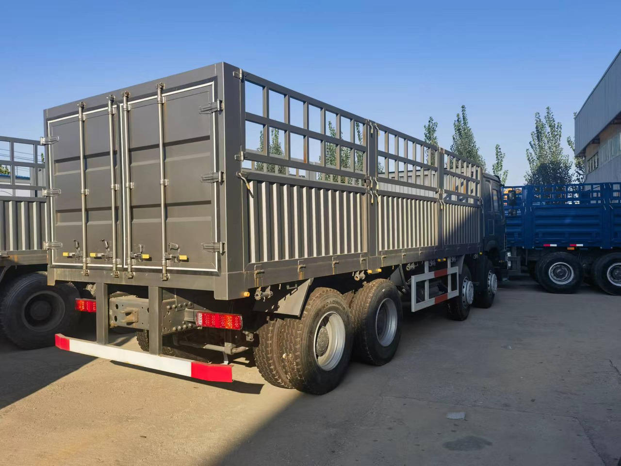 Sinotruk HOWO 371 8*4 Fence truck - Camión caja abierta: foto 4 Sinotruk HOWO 371 8*4 Fence truck - Camión caja abierta: foto 4
