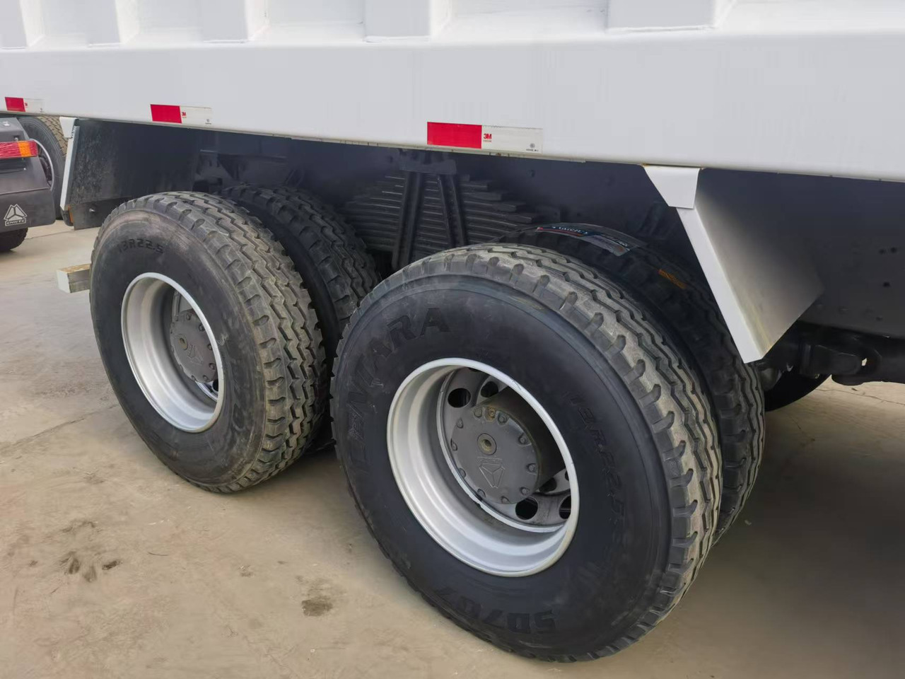 Sinotruk HOWO 375 6*4 Dump truck - Camión volquete: foto 4 Sinotruk HOWO 375 6*4 Dump truck - Camión volquete: foto 4