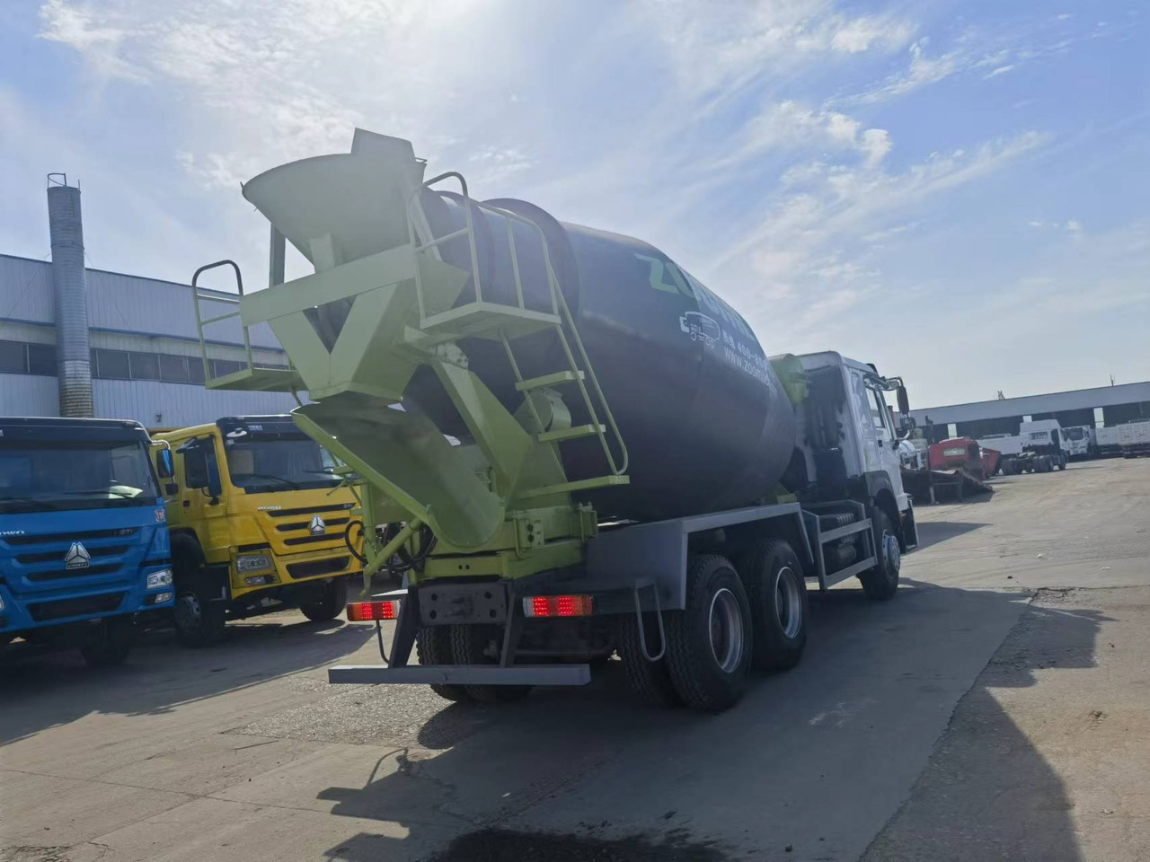 Sinotruk HOWO 6*4 Concrete mixer truck - Camión hormigonera: foto 4 Sinotruk HOWO 6*4 Concrete mixer truck - Camión hormigonera: foto 4