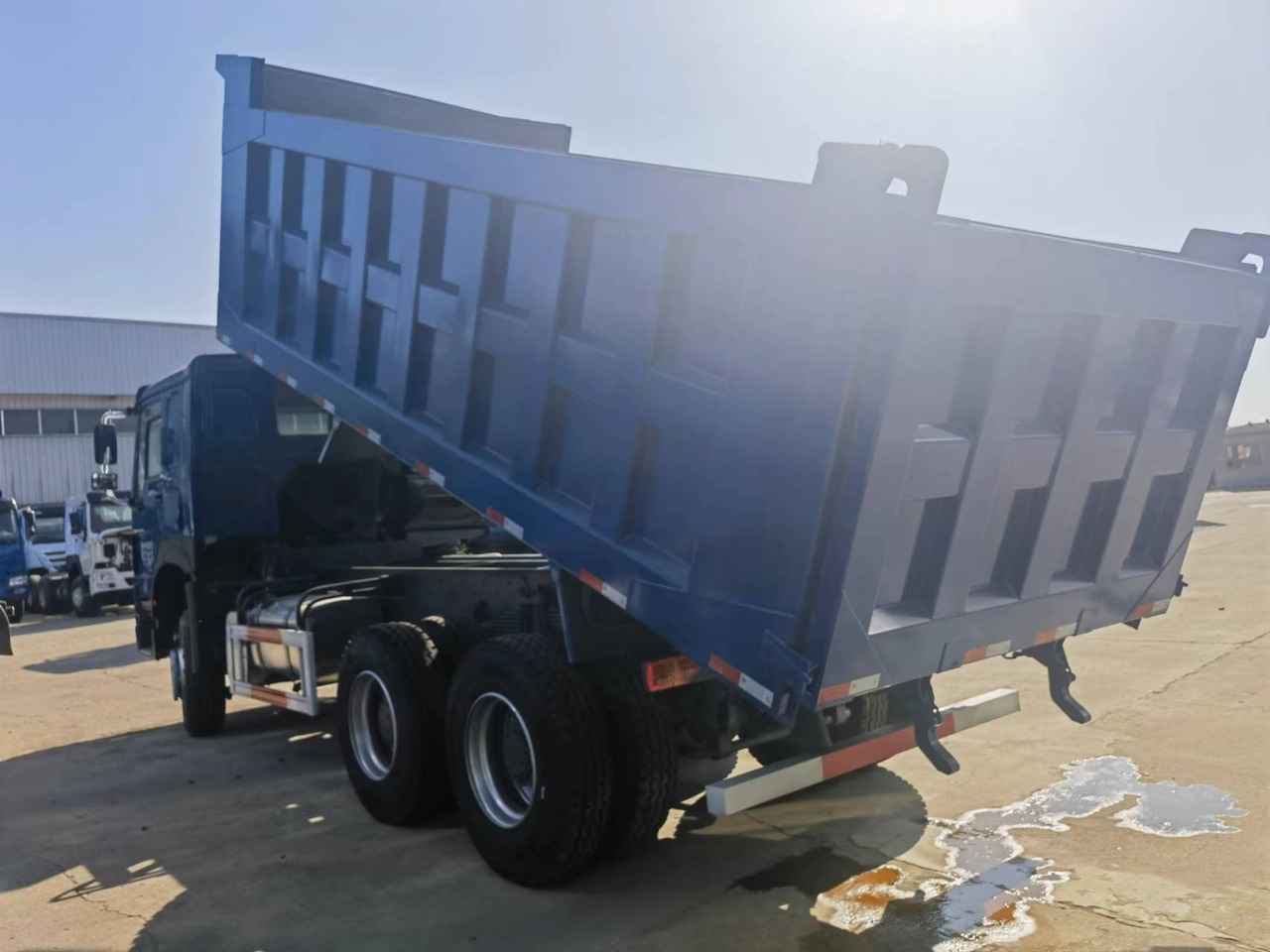 Sinotruk HOWO 6*4 Dump truck - Camión volquete: foto 5 Sinotruk HOWO 6*4 Dump truck - Camión volquete: foto 5