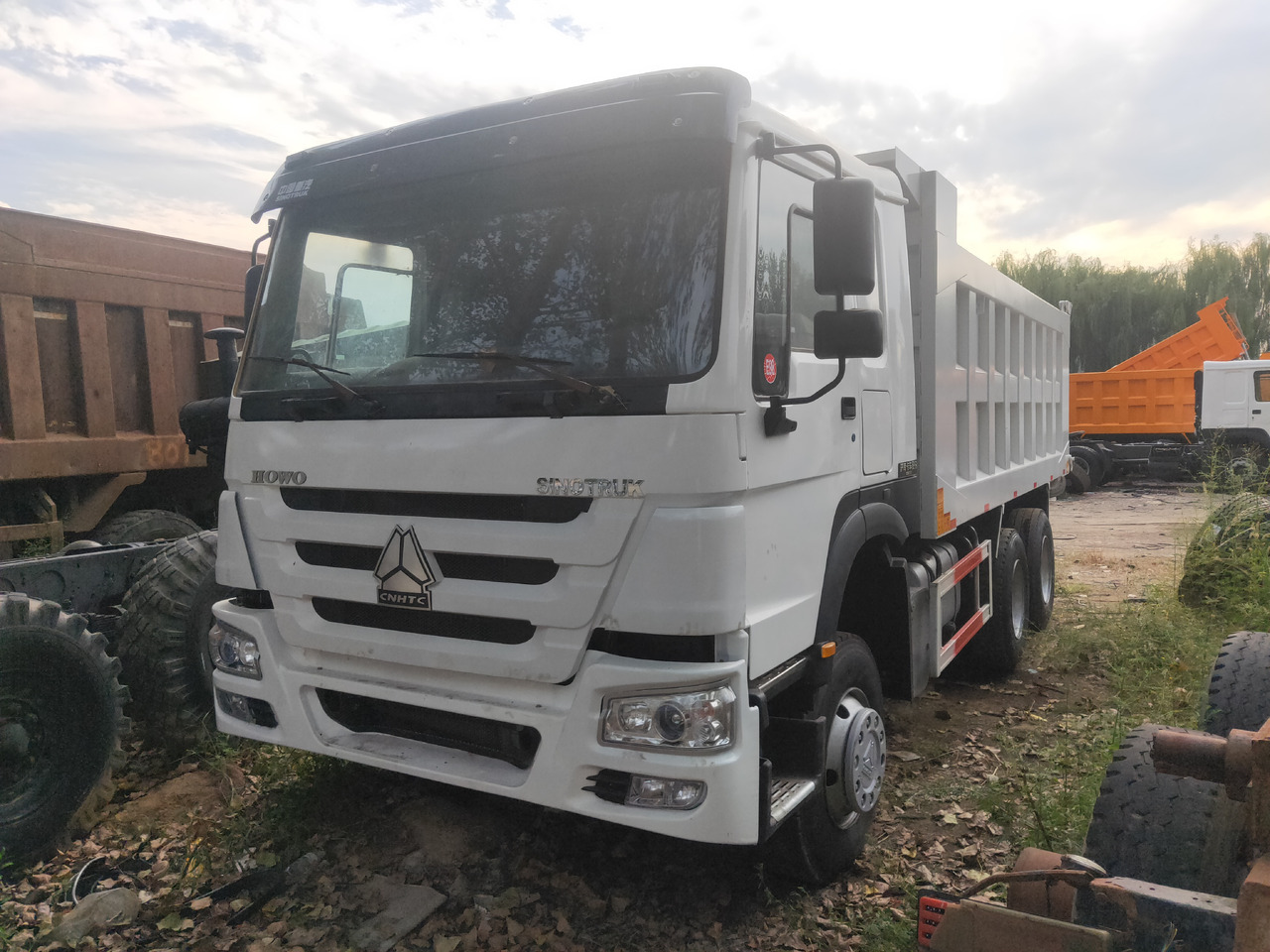 Sinotruk HOWO 6*4 Dump truck - Camión volquete: foto 1 Sinotruk HOWO 6*4 Dump truck - Camión volquete: foto 1