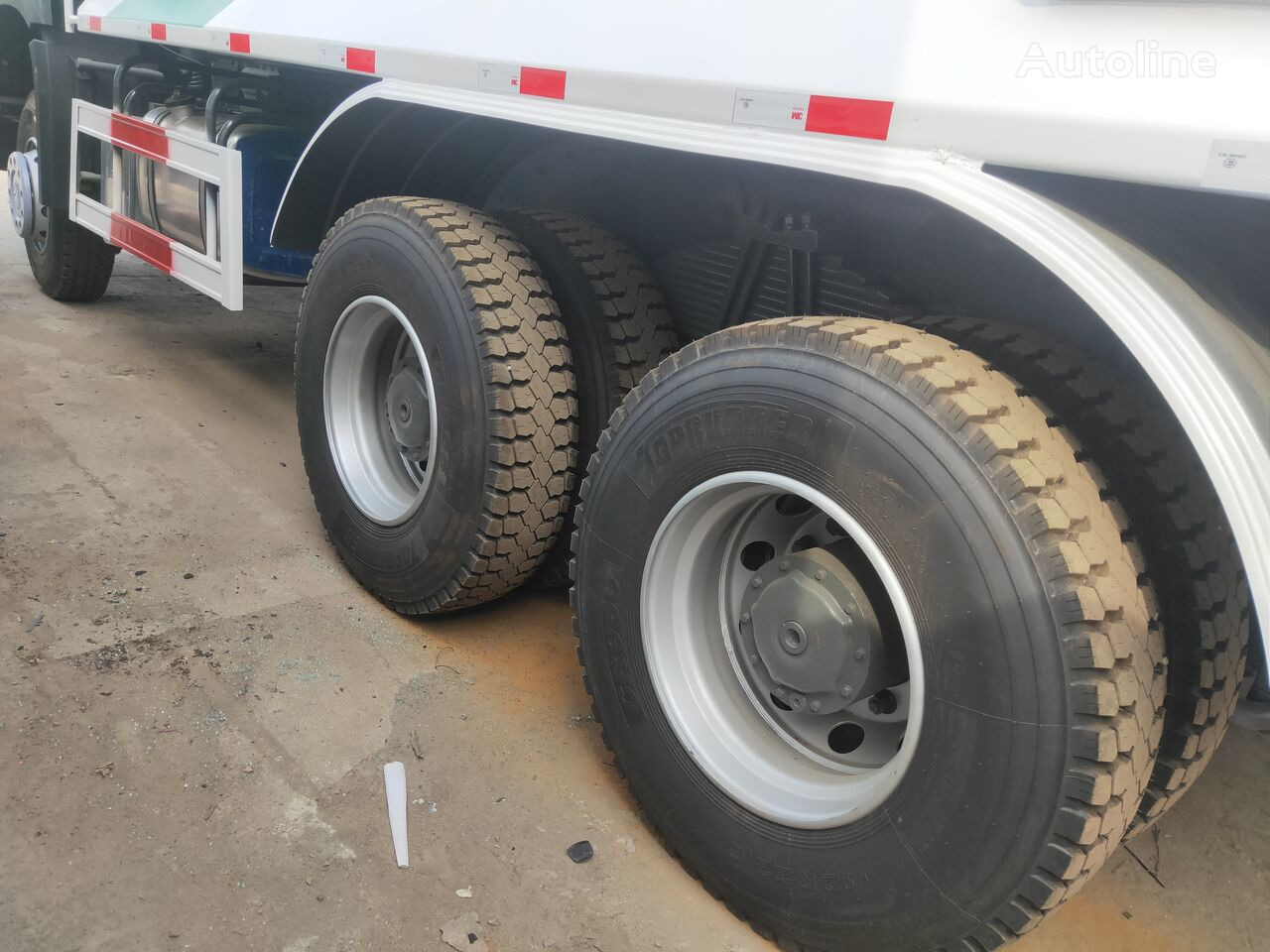 Sinotruk HOWO 6*4 Dump truck - Camión volquete: foto 4 Sinotruk HOWO 6*4 Dump truck - Camión volquete: foto 4