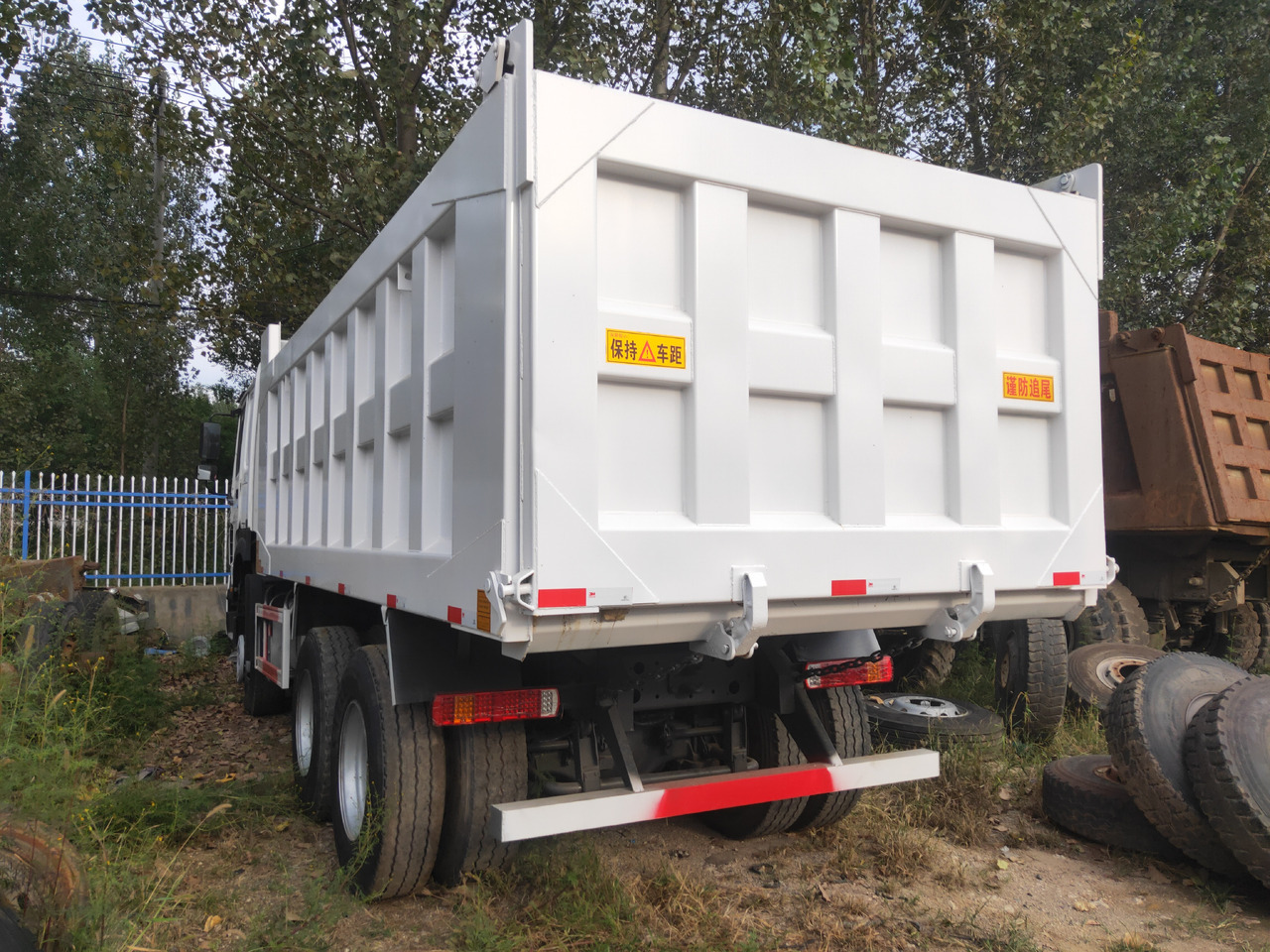 Sinotruk HOWO 6*4 Dump truck - Camión volquete: foto 3 Sinotruk HOWO 6*4 Dump truck - Camión volquete: foto 3