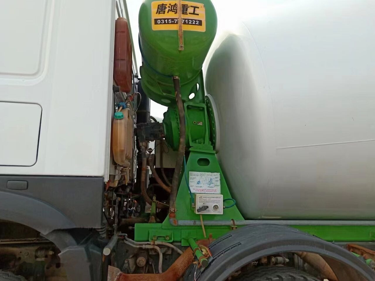 Sinotruk HOWO 8*4 Concrete mixer truck - Camión hormigonera: foto 4 Sinotruk HOWO 8*4 Concrete mixer truck - Camión hormigonera: foto 4