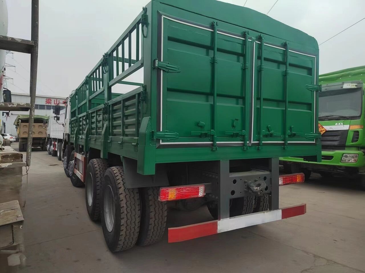 Sinotruk HOWO 8*4 Fence Truck - Camión caja abierta: foto 4 Sinotruk HOWO 8*4 Fence Truck - Camión caja abierta: foto 4