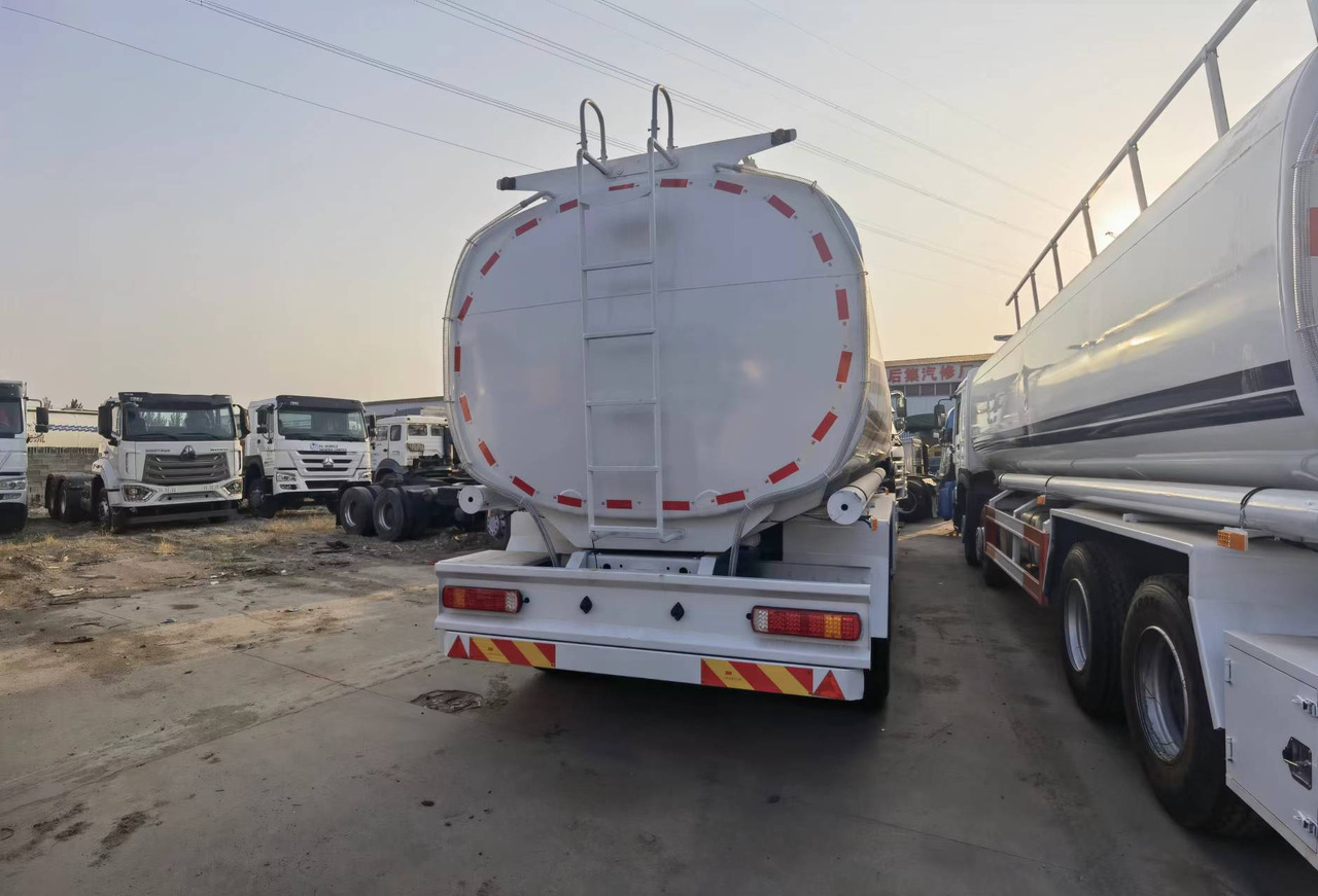 Sinotruk HOWO 8*4 Tank truck - Camión cisterna: foto 4 Sinotruk HOWO 8*4 Tank truck - Camión cisterna: foto 4