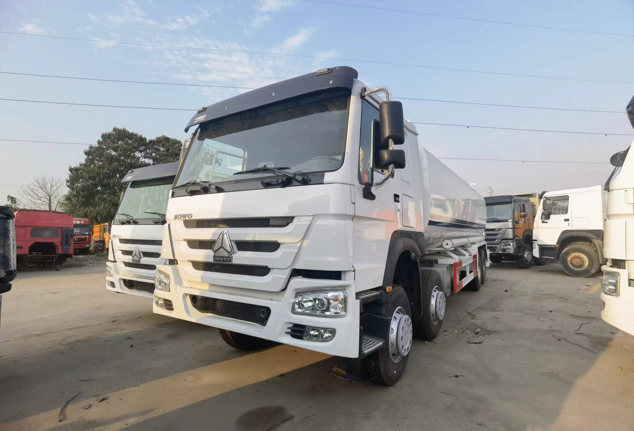 Sinotruk HOWO 8*4 Tank truck - Camión cisterna: foto 3 Sinotruk HOWO 8*4 Tank truck - Camión cisterna: foto 3