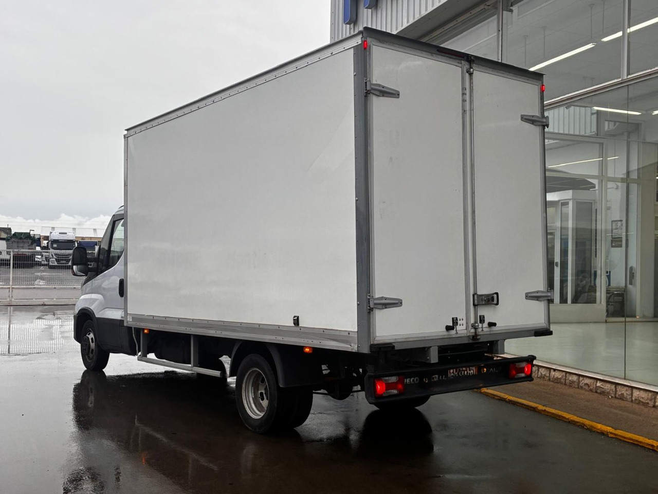 Caja cerrada IVECO 35C16 20m3 con puertas traseras - Furgoneta caja cerrada: foto 4 Caja cerrada IVECO 35C16 20m3 con puertas traseras - Furgoneta caja cerrada: foto 4