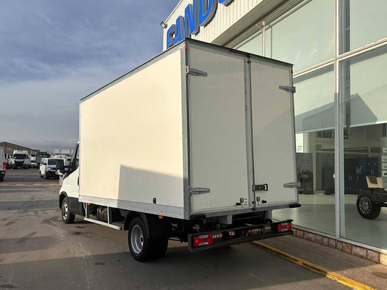 Caja cerrada IVECO 35C16 3.0 20m3 con puertas traseras - Furgoneta caja cerrada: foto 4 Caja cerrada IVECO 35C16 3.0 20m3 con puertas traseras - Furgoneta caja cerrada: foto 4