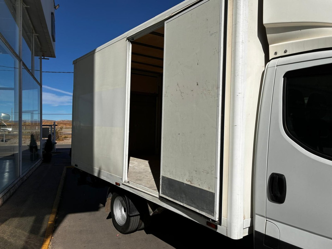 Caja cerrada con plataforma elevadora IVECO 35C14 20m3 con puerta lateral - Furgoneta caja cerrada: foto 5 Caja cerrada con plataforma elevadora IVECO 35C14 20m3 con puerta lateral - Furgoneta caja cerrada: foto 5