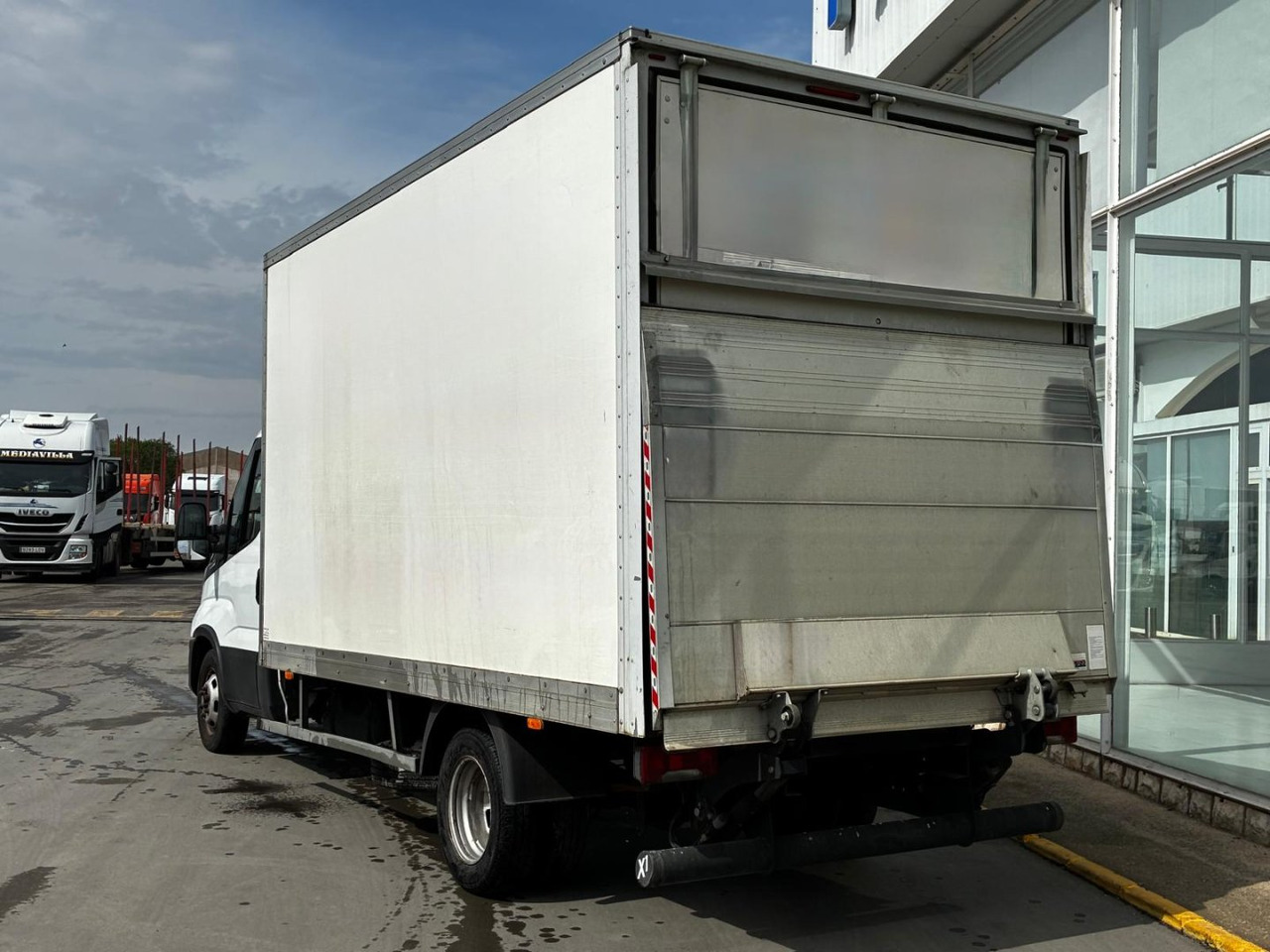 Caja cerrada con plataforma elevadora IVECO 35C16 20m3 Automática - Furgoneta caja cerrada: foto 4 Caja cerrada con plataforma elevadora IVECO 35C16 20m3 Automática - Furgoneta caja cerrada: foto 4