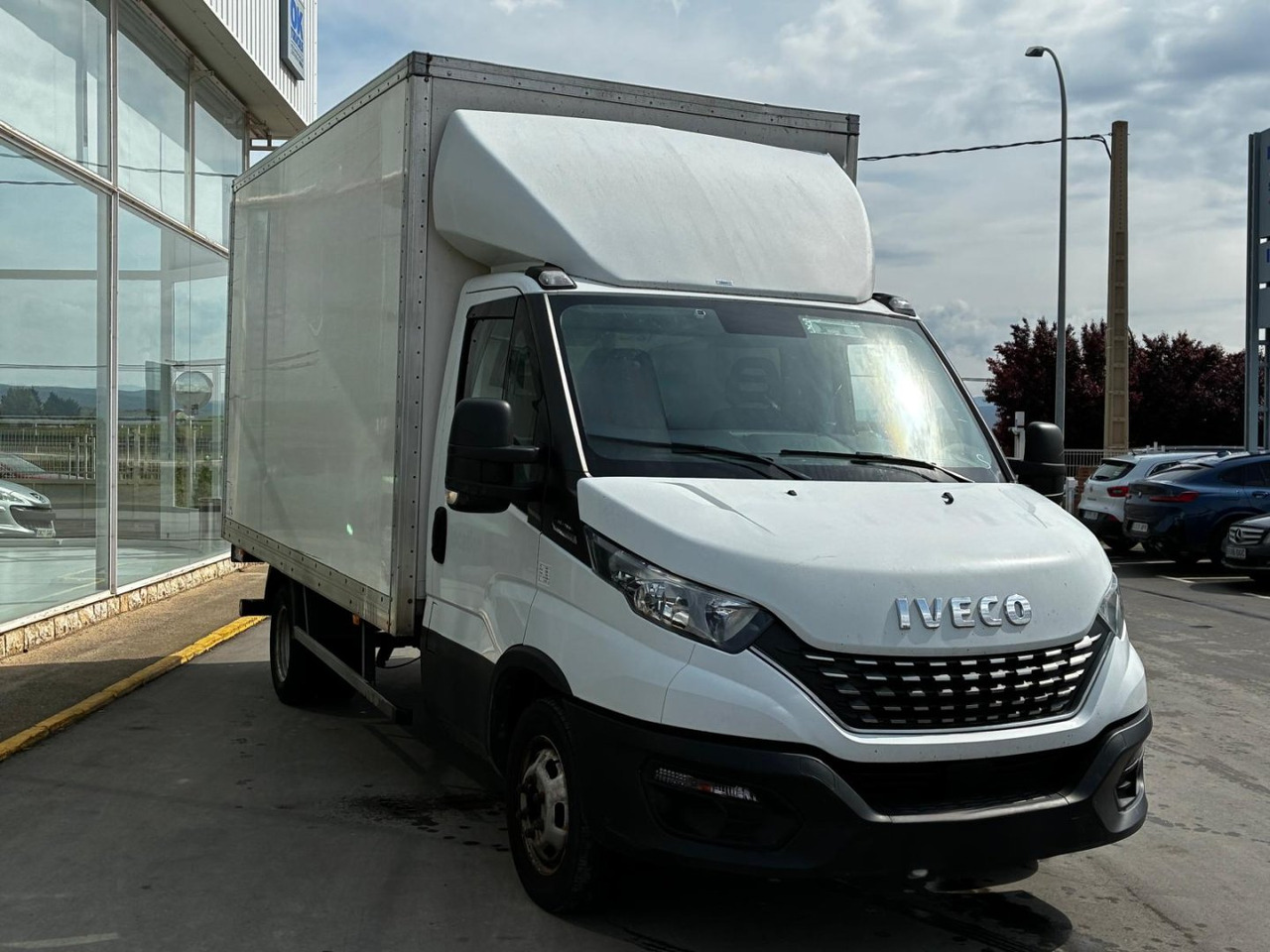 Caja cerrada con plataforma elevadora IVECO 35C16 20m3 Automática - Furgoneta caja cerrada: foto 3 Caja cerrada con plataforma elevadora IVECO 35C16 20m3 Automática - Furgoneta caja cerrada: foto 3