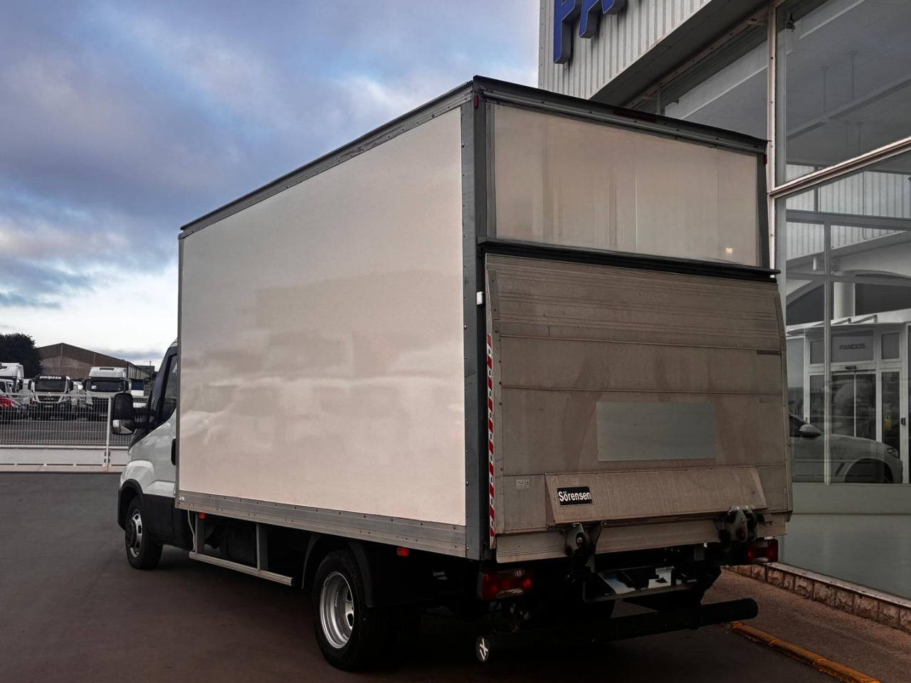 Caja cerrada con plataforma elevadora IVECO 35C16 3.0 20m3 - Furgoneta caja cerrada: foto 4 Caja cerrada con plataforma elevadora IVECO 35C16 3.0 20m3 - Furgoneta caja cerrada: foto 4